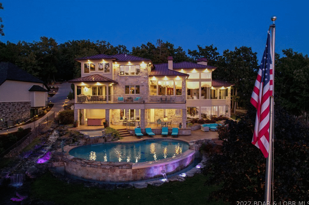 3.95 Million Lakefront Home In Missouri (PHOTOS)