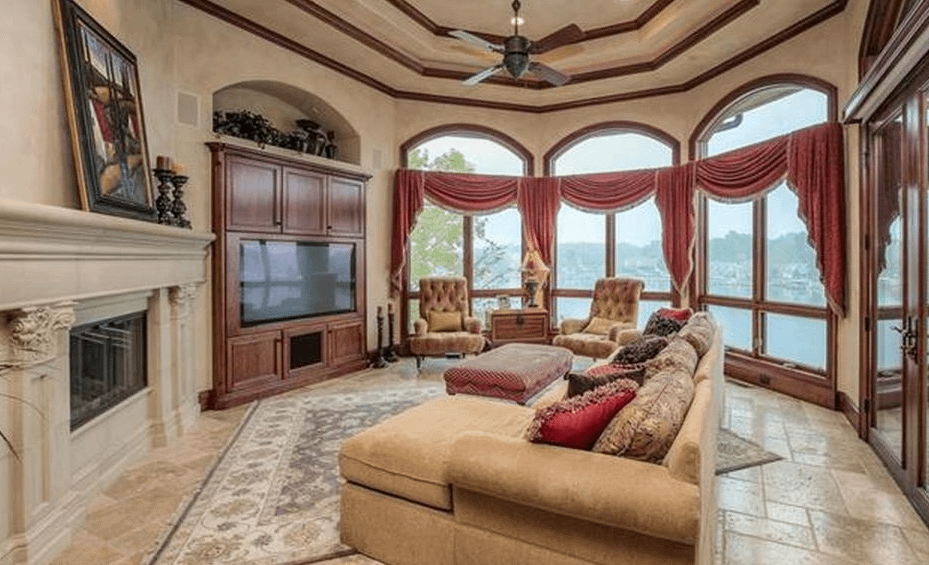 Lakefront Home In Lake Winnebago, Missouri Homes of the Rich