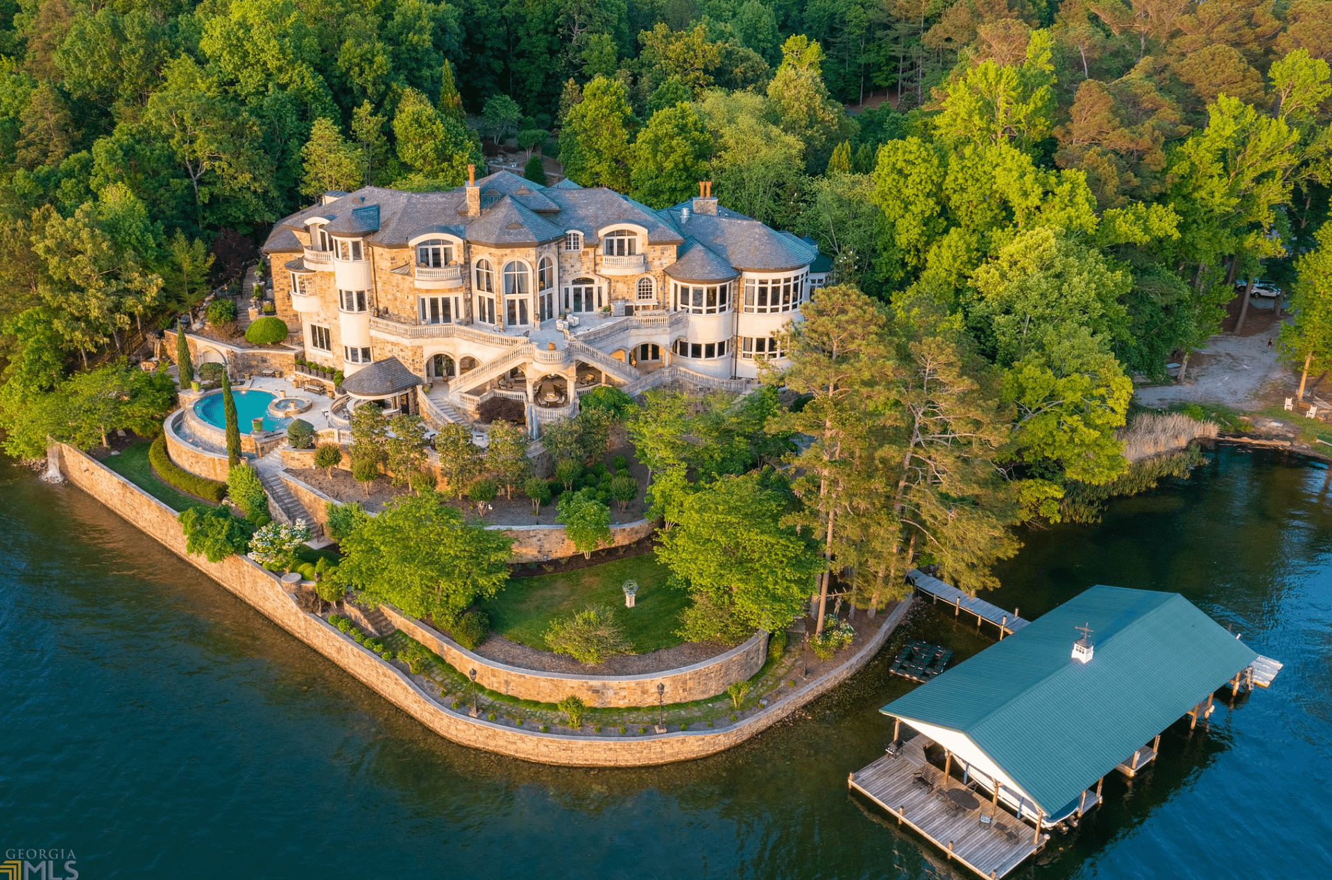 Incredible Lakefront Home In Chattanooga, Tennessee (PHOTOS)