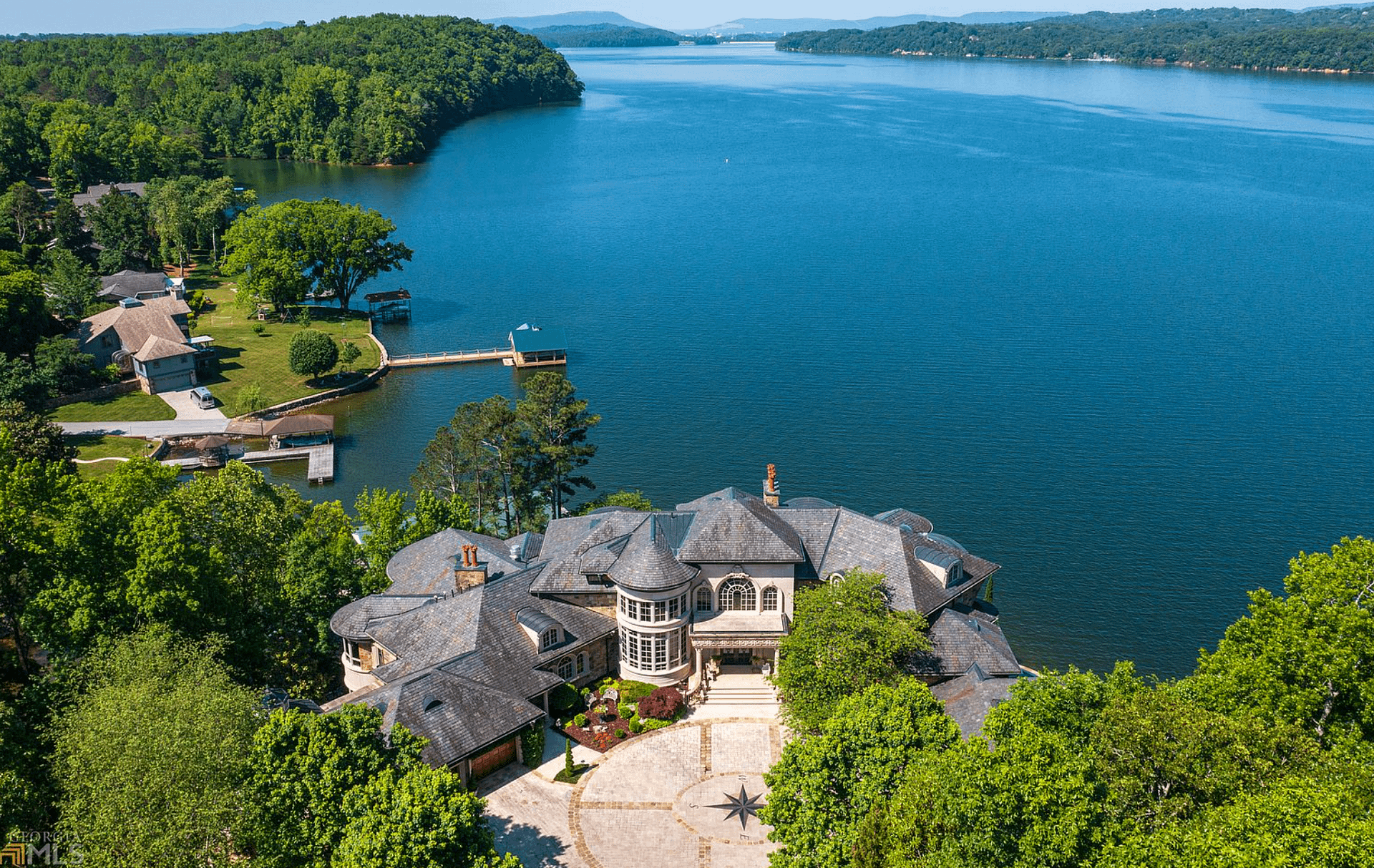 Incredible Lakefront Home In Chattanooga, Tennessee (PHOTOS)