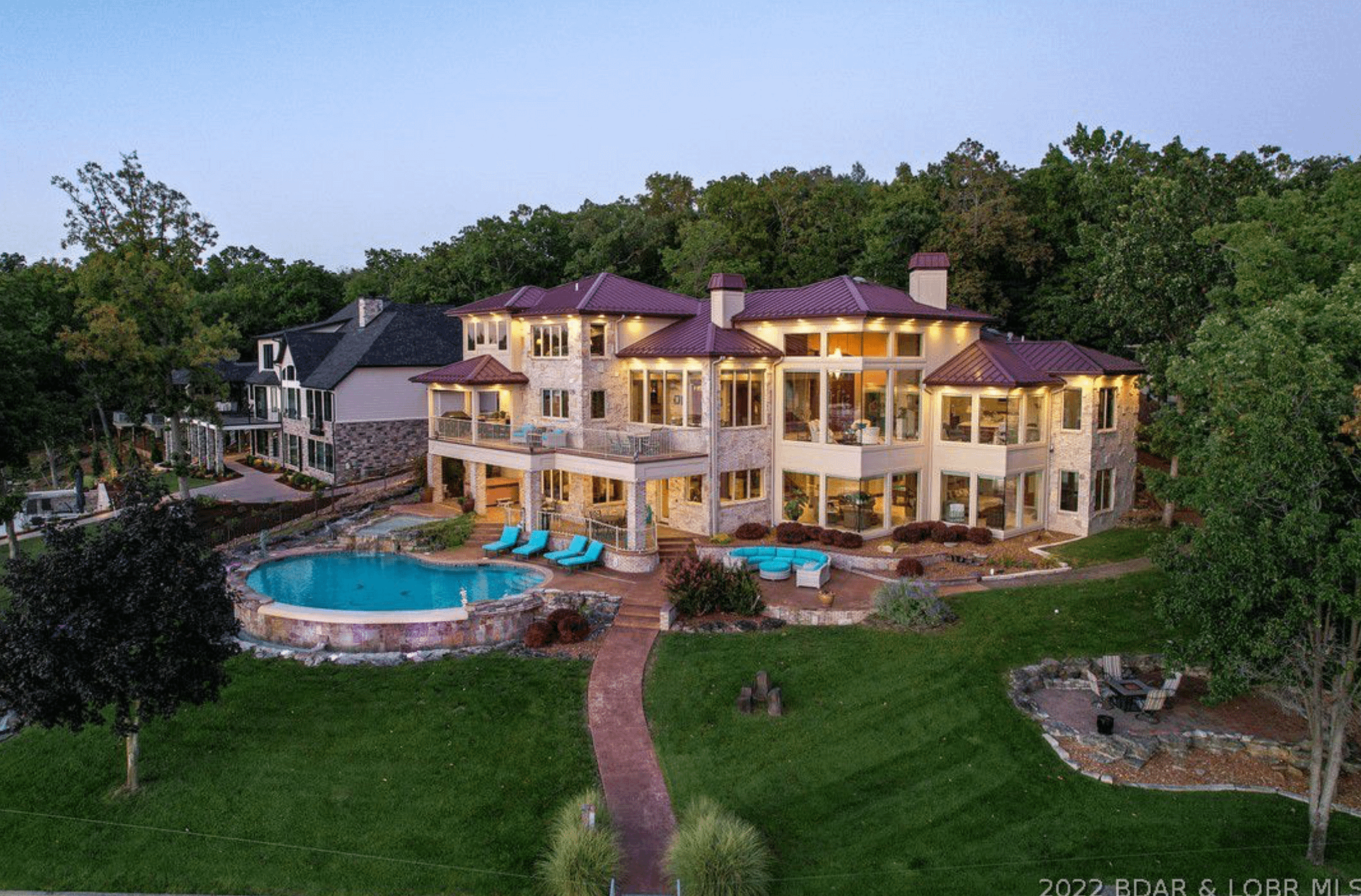 3.95 Million Lakefront Home In Missouri (PHOTOS)