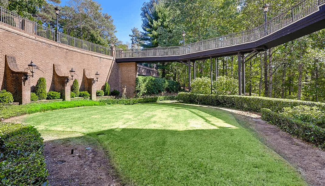 Waterfront Home In Atlanta, GA With Suspended Entrance Homes of the Rich