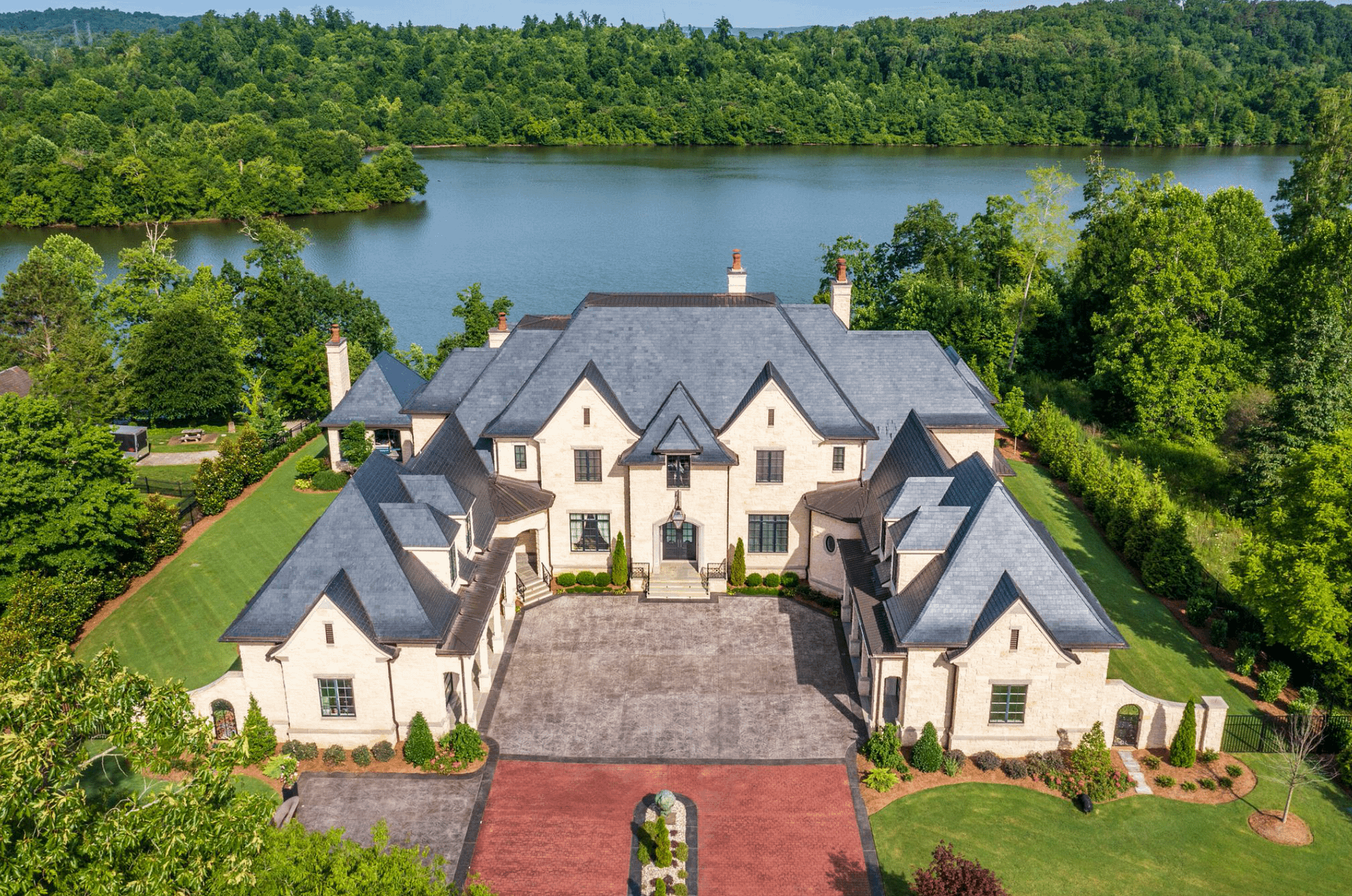 Stunning Lakefront Home In Ooltewah, Tennessee (PHOTOS)