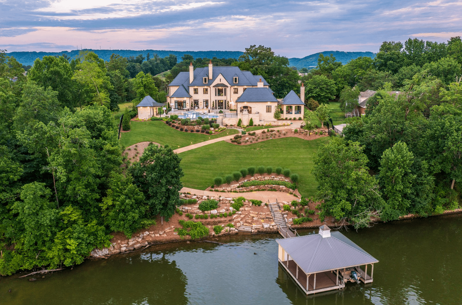 Stunning Lakefront Home In Ooltewah, Tennessee (PHOTOS)