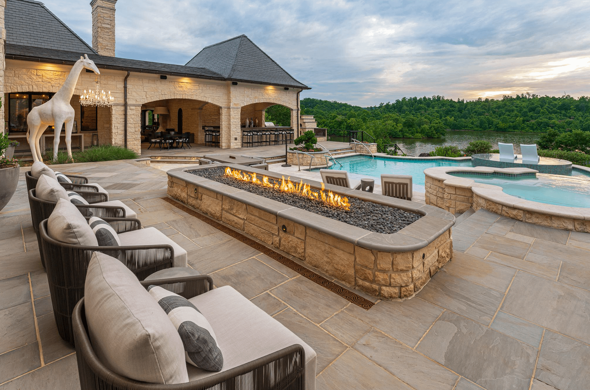 Stunning Lakefront Home In Ooltewah, Tennessee (PHOTOS)