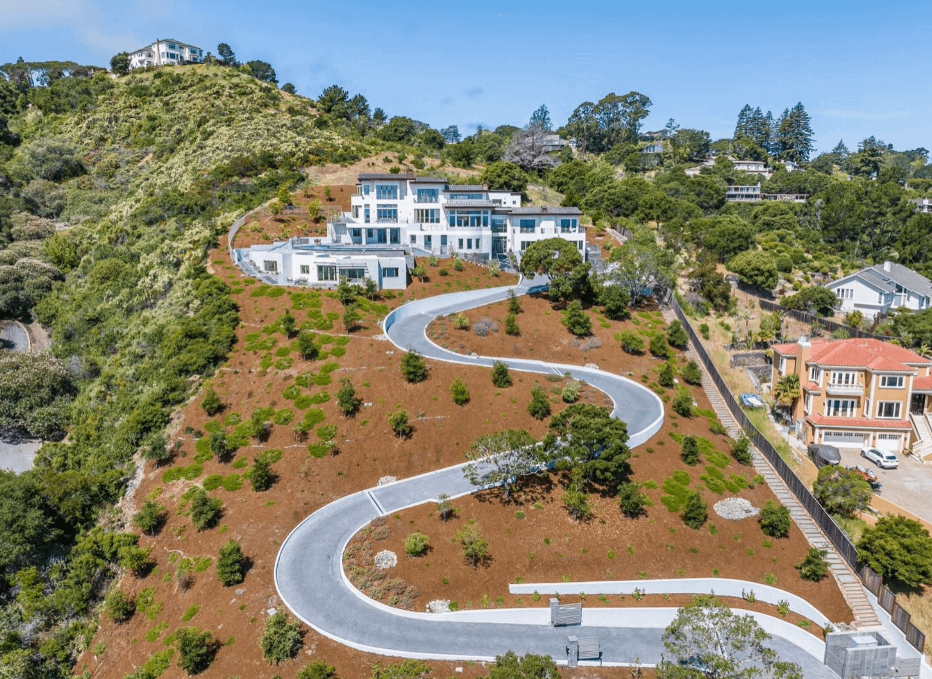 Stunning Hilltop New Build In California (PHOTOS + 3D TOUR)