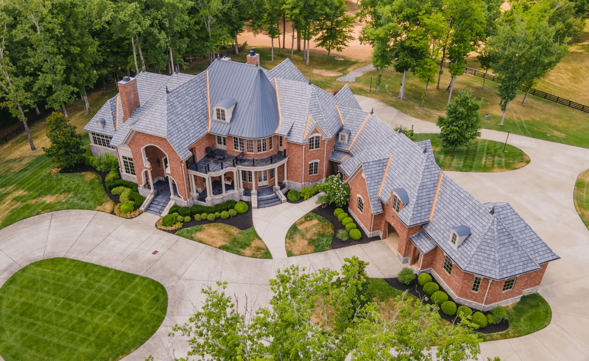 Brick Home On 60 Acres In Tennessee (PHOTOS)