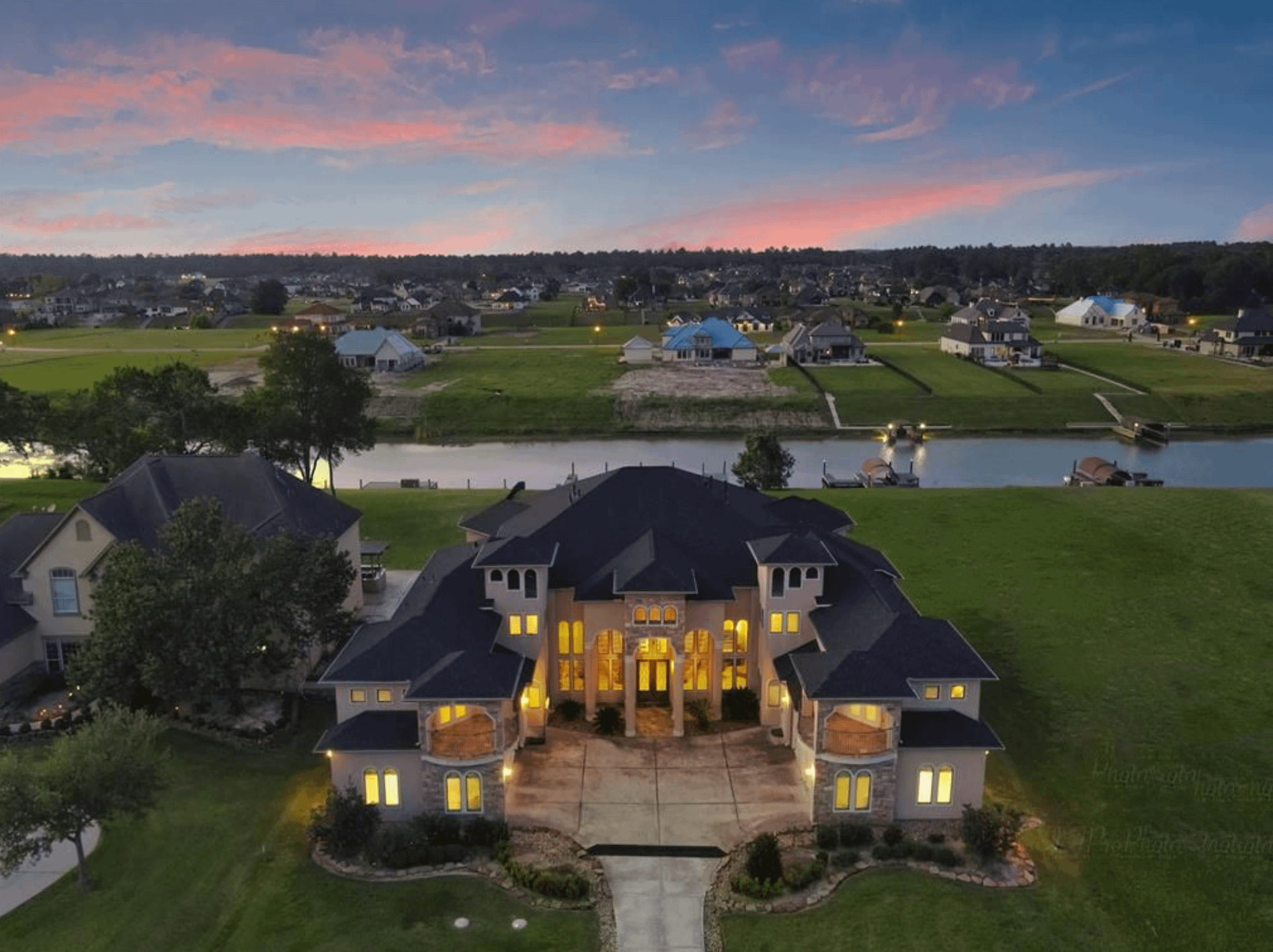 Waterfront Home in Texas With Huge Infinity Pool (PHOTOS)