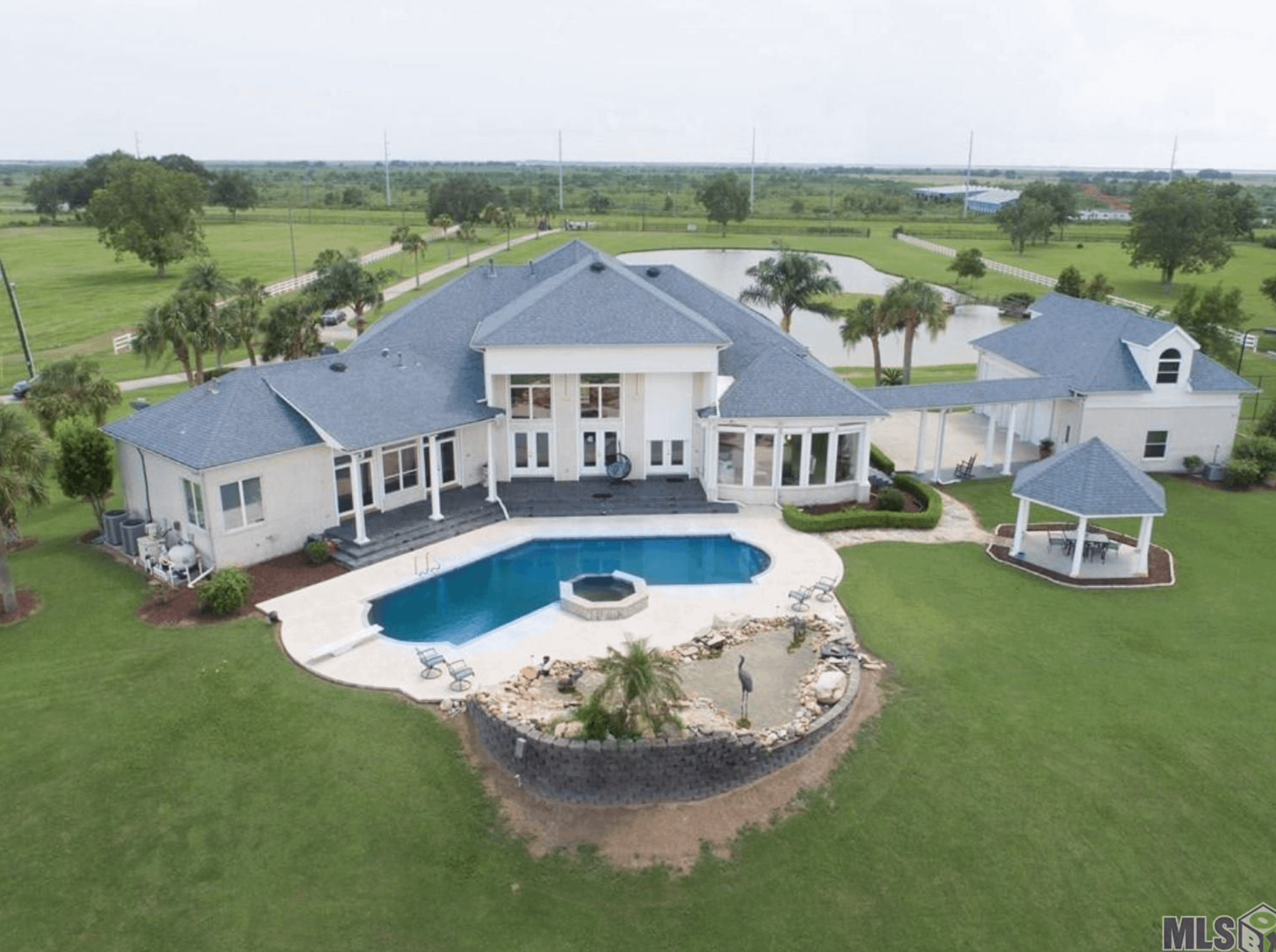 329 Acre Riverfront Estate In Louisiana (PHOTOS)