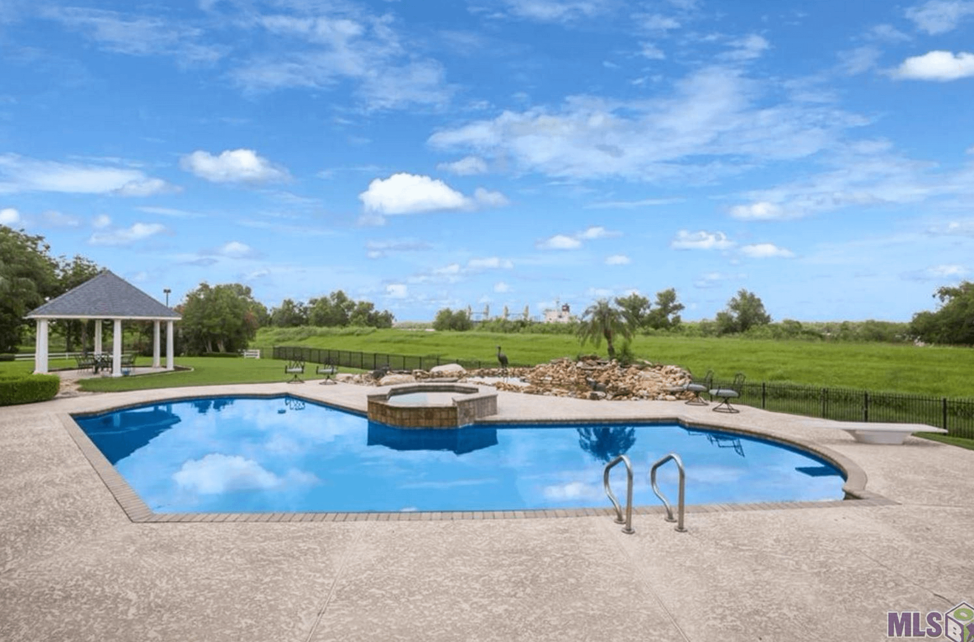 329 Acre Riverfront Estate In Louisiana (PHOTOS)