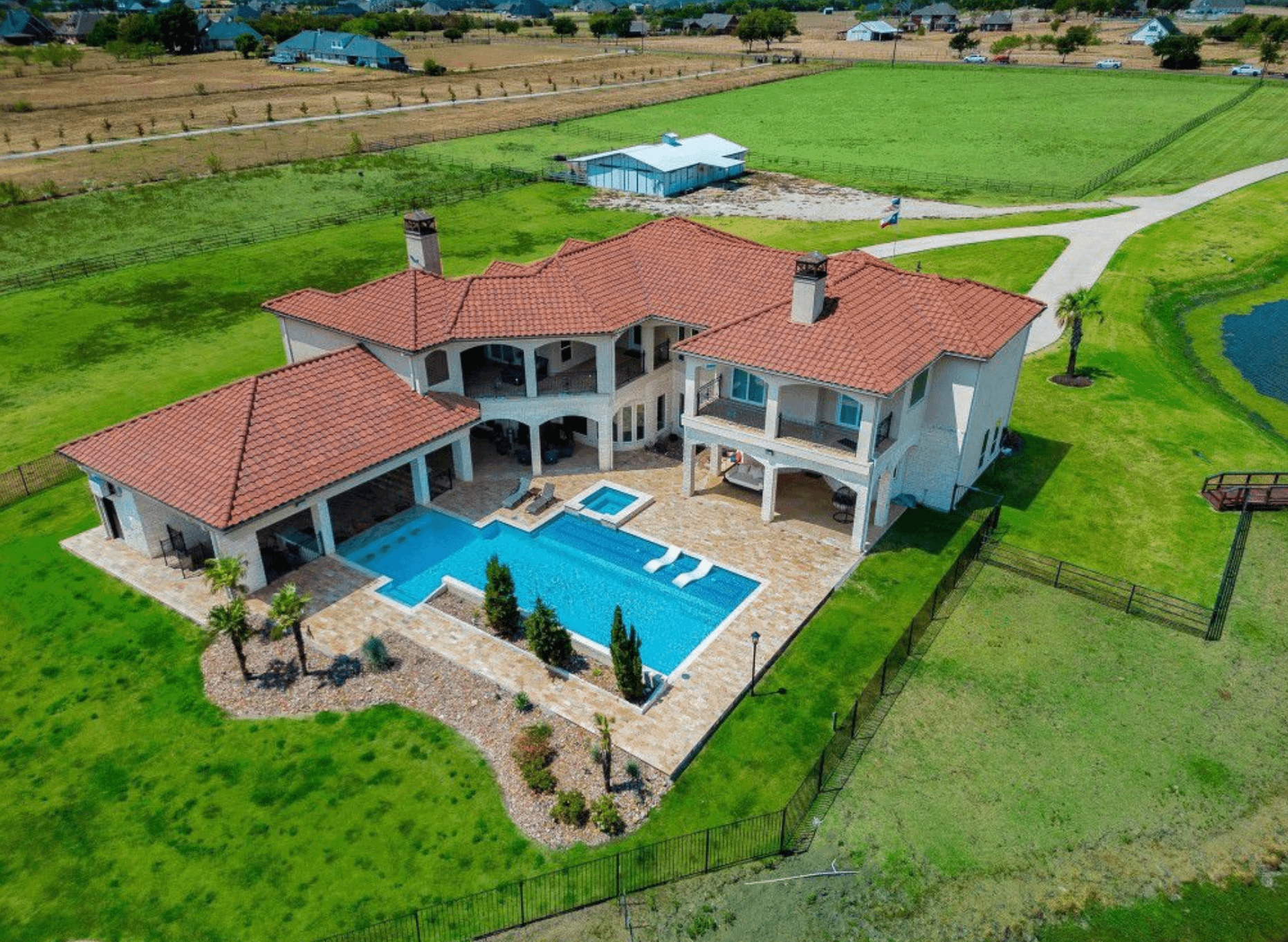 64 Acre Texas Estate With Guest Barn & Pond (PHOTOS)