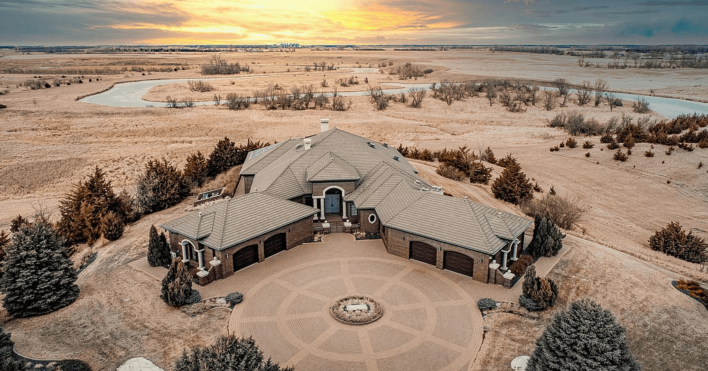 14+ Acre Estate In Mitchell, South Dakota (PHOTOS)