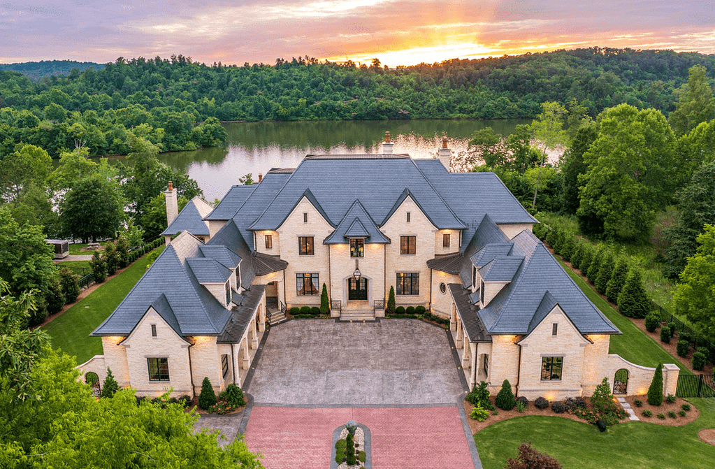 Stunning Lakefront Home In Ooltewah, Tennessee (PHOTOS)
