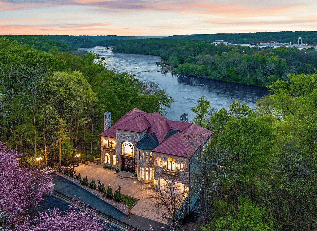 Riverfront Home In Virginia With Indoor Pool (PHOTOS)