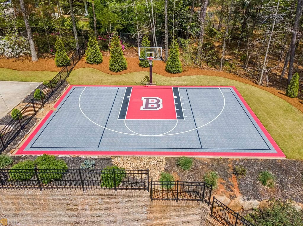 Home On 6 Acres With Pool & Basketball Court (PHOTOS)
