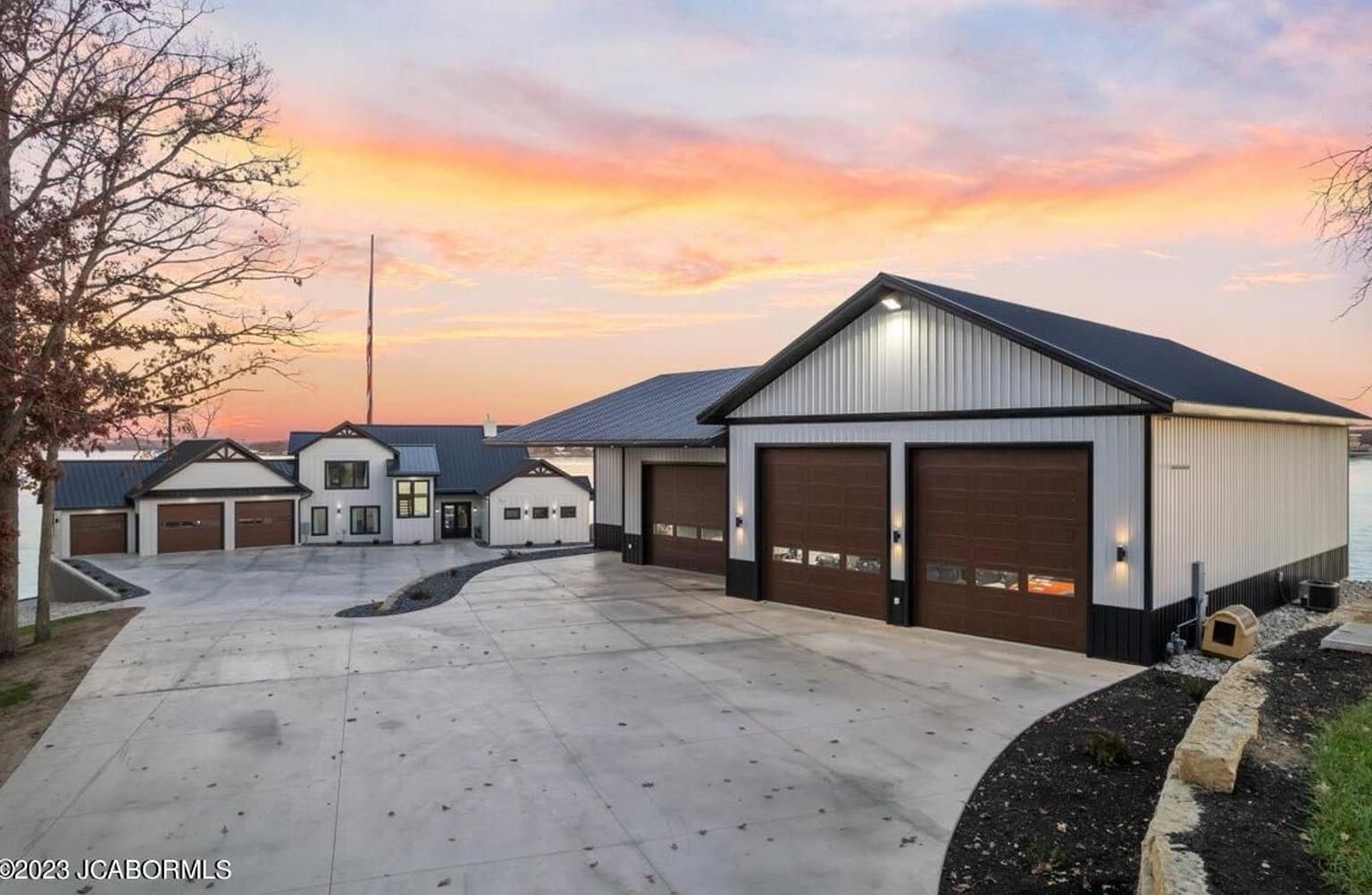 Lakefront Estate In Gravois Mills, Missouri (PHOTOS)