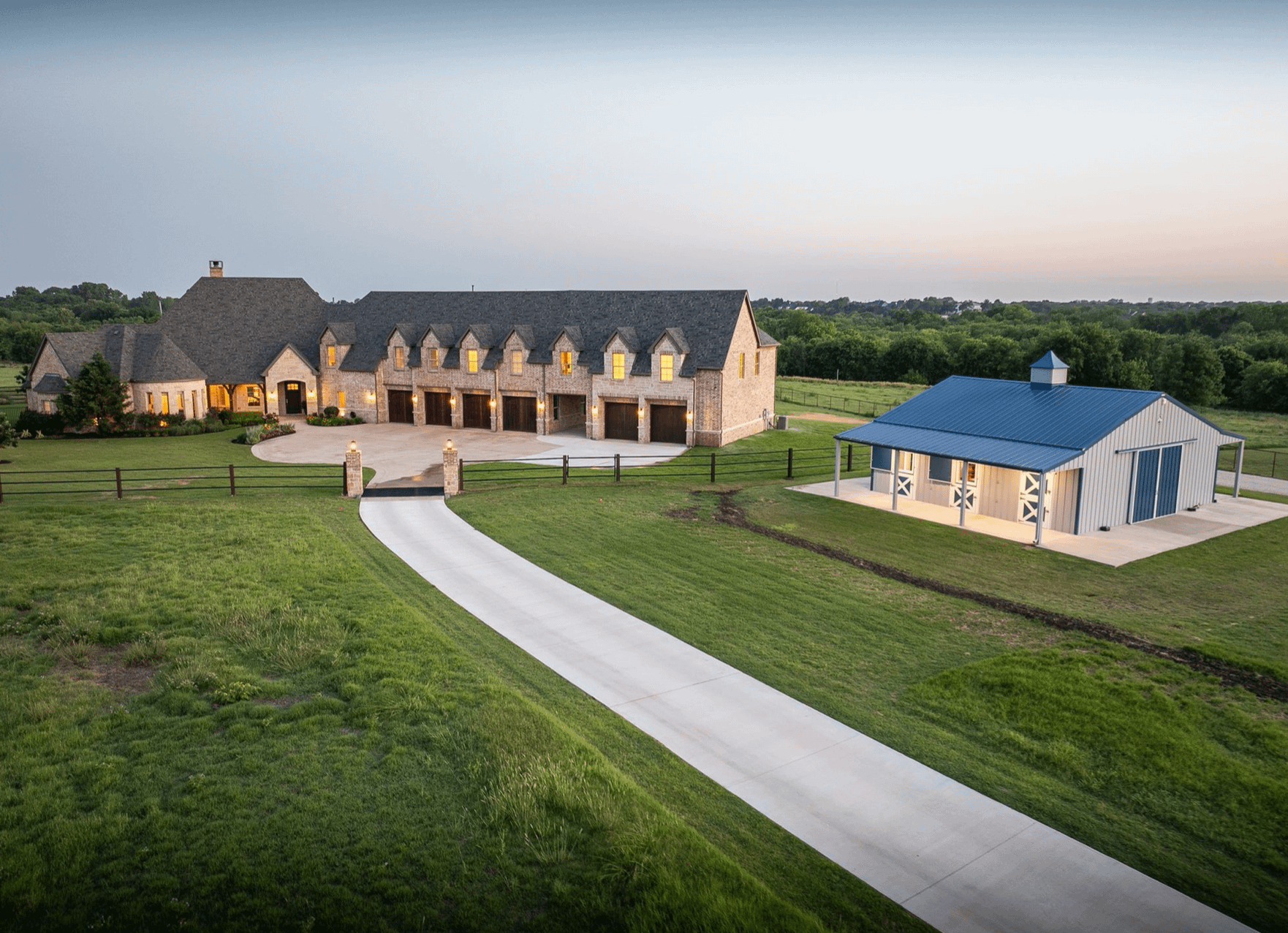 4 Acre Texas Estate With 6-Car Garage And Barn (PHOTOS)