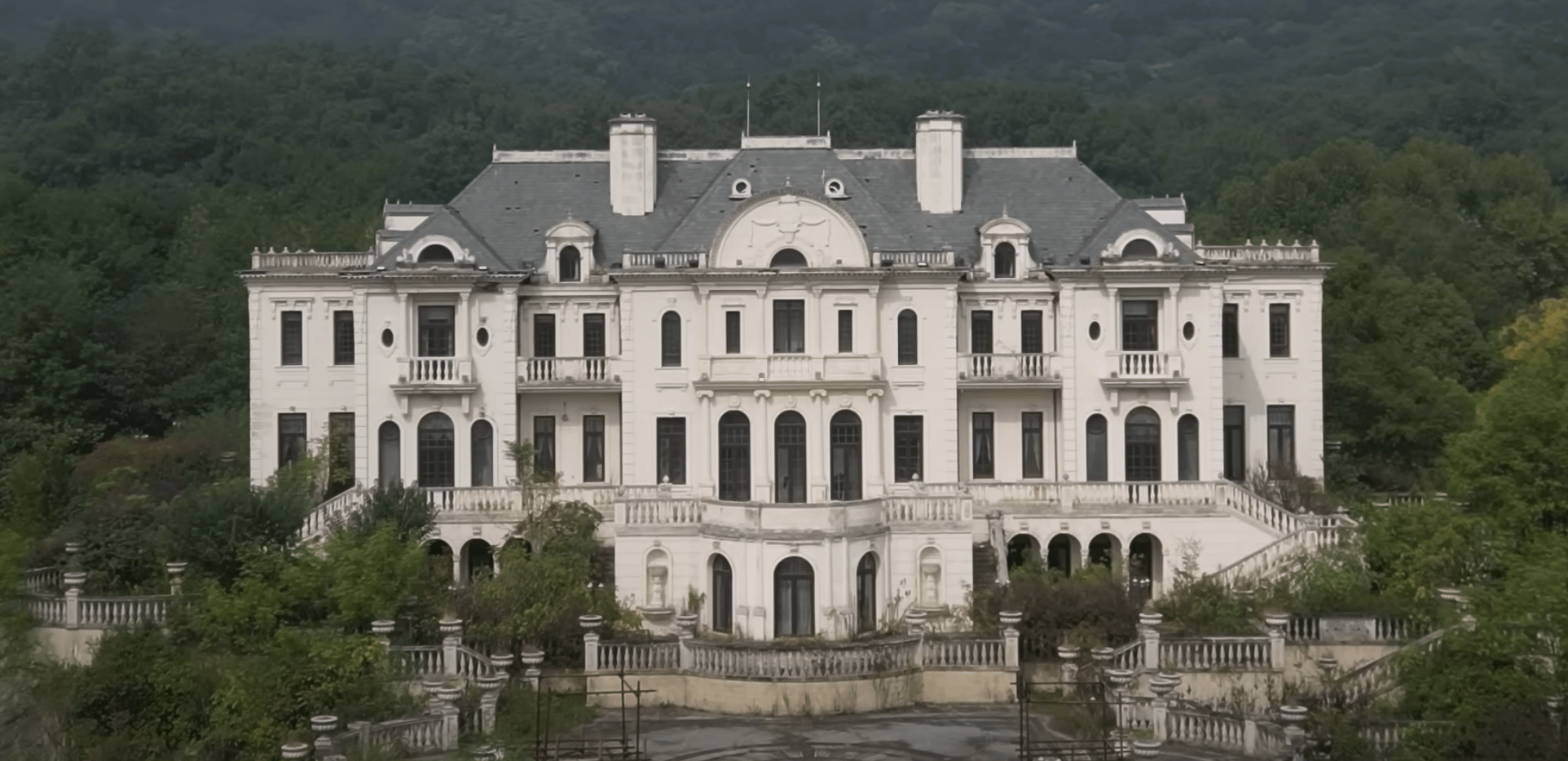 Inside An Abandoned Mega Mansion In China (VIDEO TOUR)