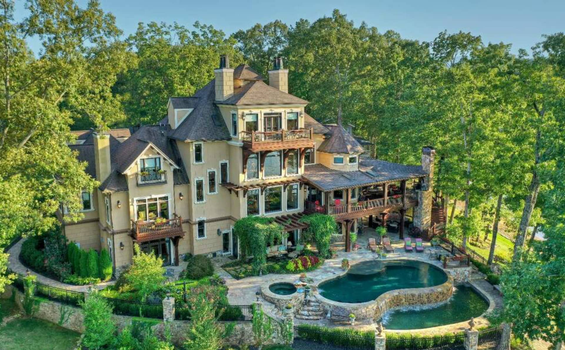 Gorgeous Lakefront Home In Blue Ridge, Georgia