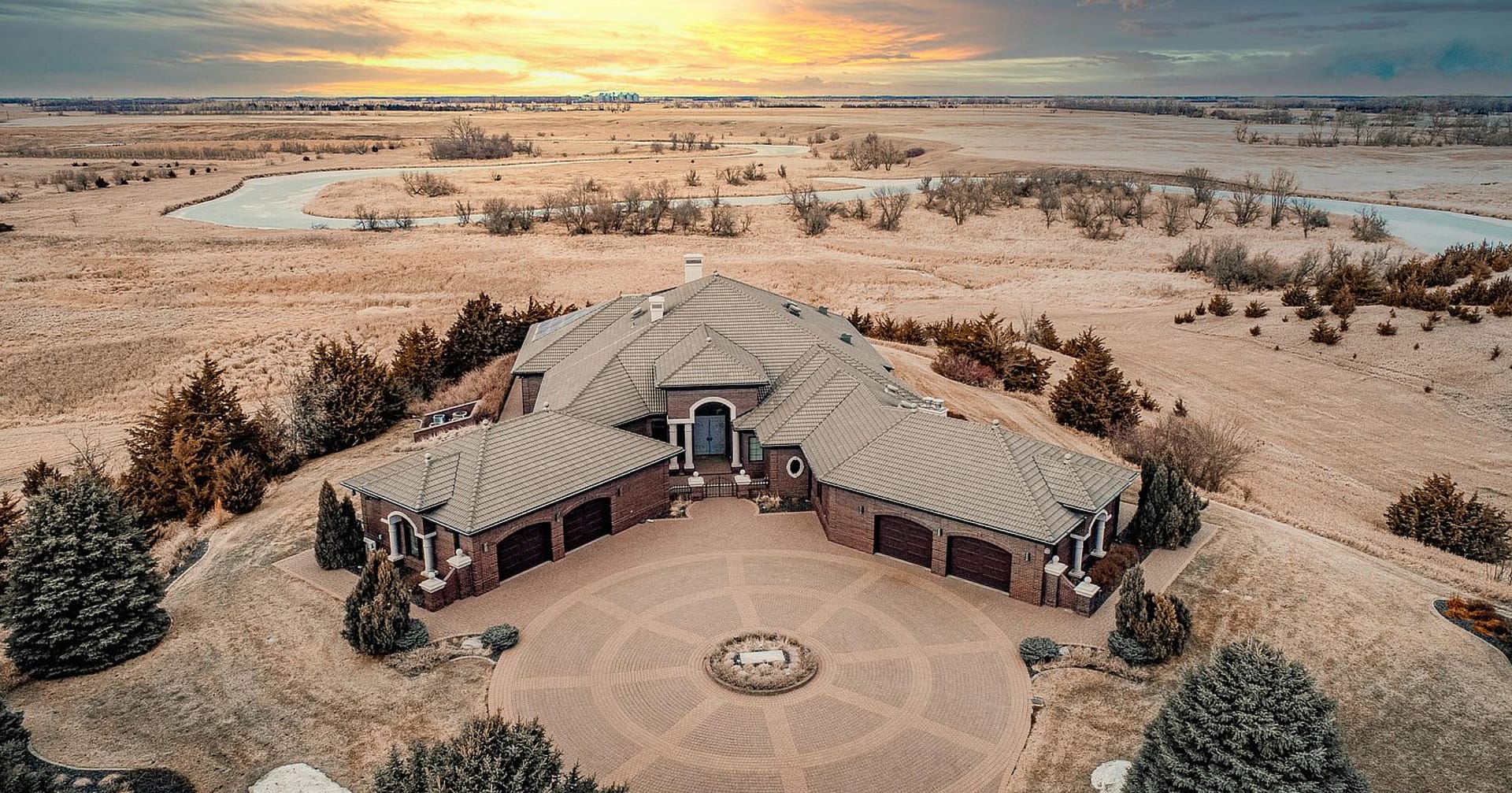 8 Acre Estate In Mitchell, South Dakota (PHOTOS)