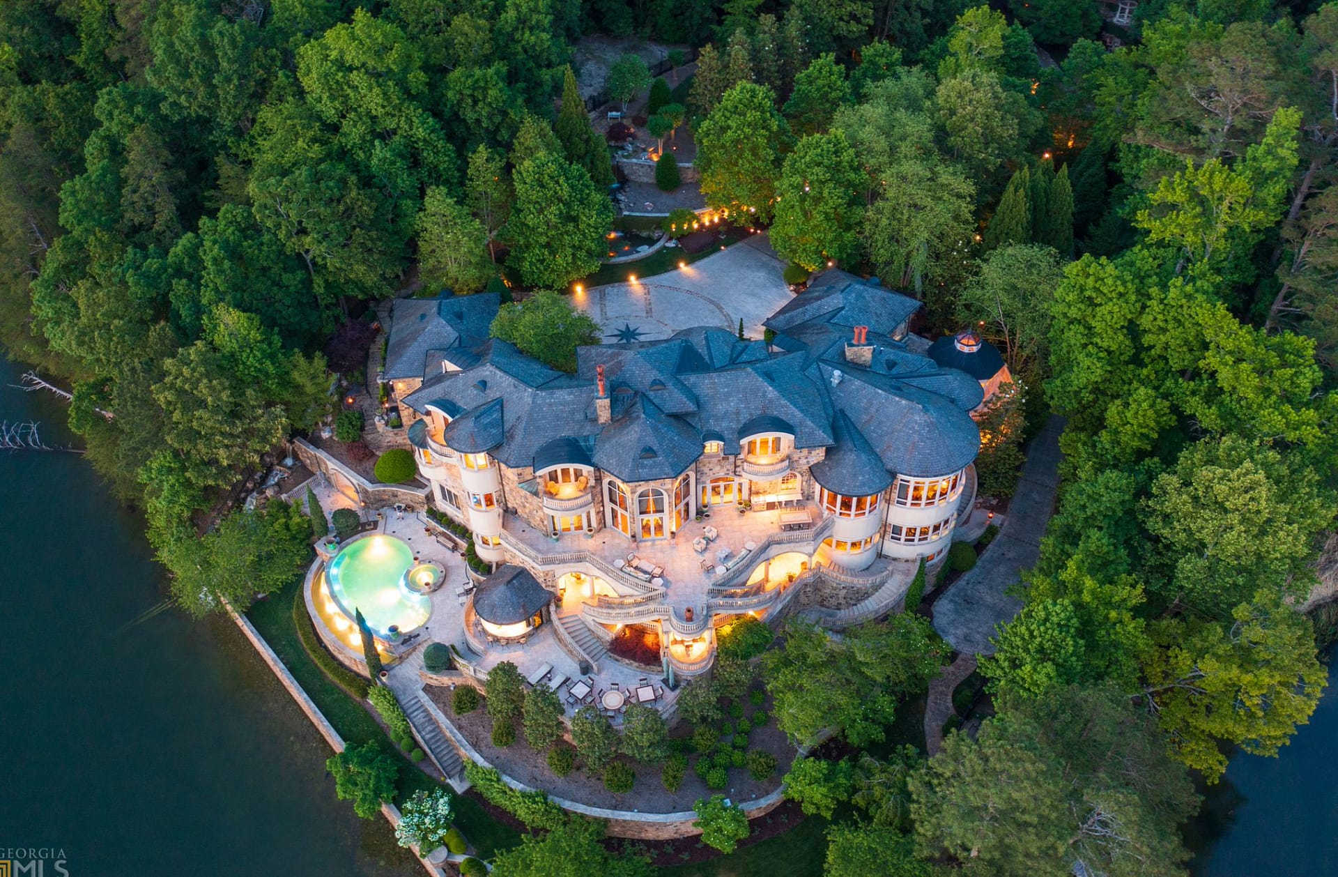 Incredible Lakefront Home In Chattanooga, Tennessee (PHOTOS)