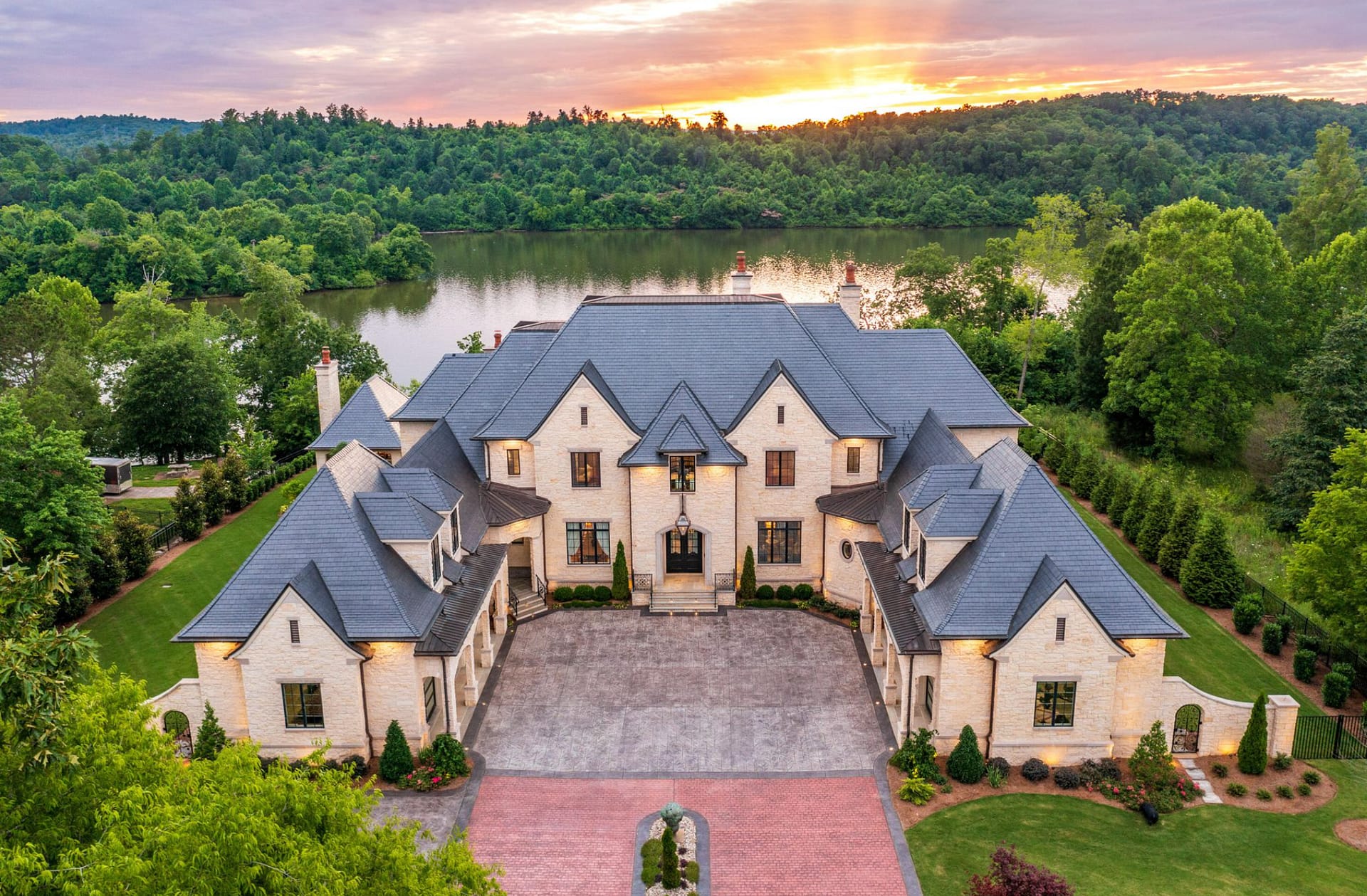 Stunning Lakefront Home In Ooltewah, Tennessee (PHOTOS)