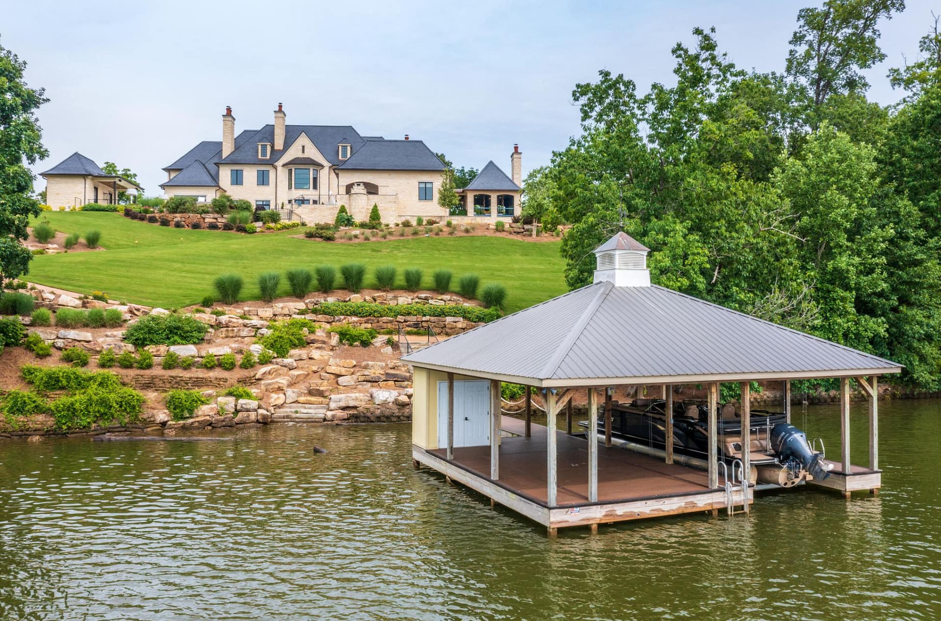 Stunning Lakefront Home In Ooltewah, Tennessee (PHOTOS)