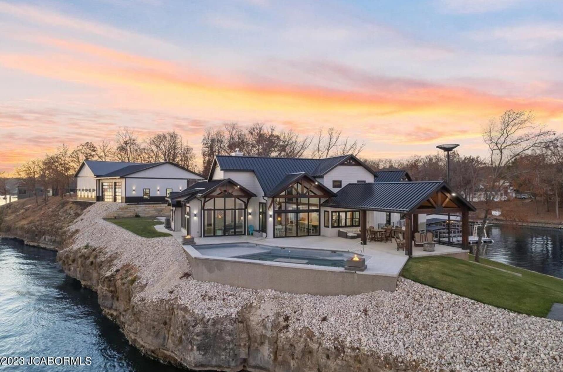 Lakefront Estate In Gravois Mills, Missouri (PHOTOS)