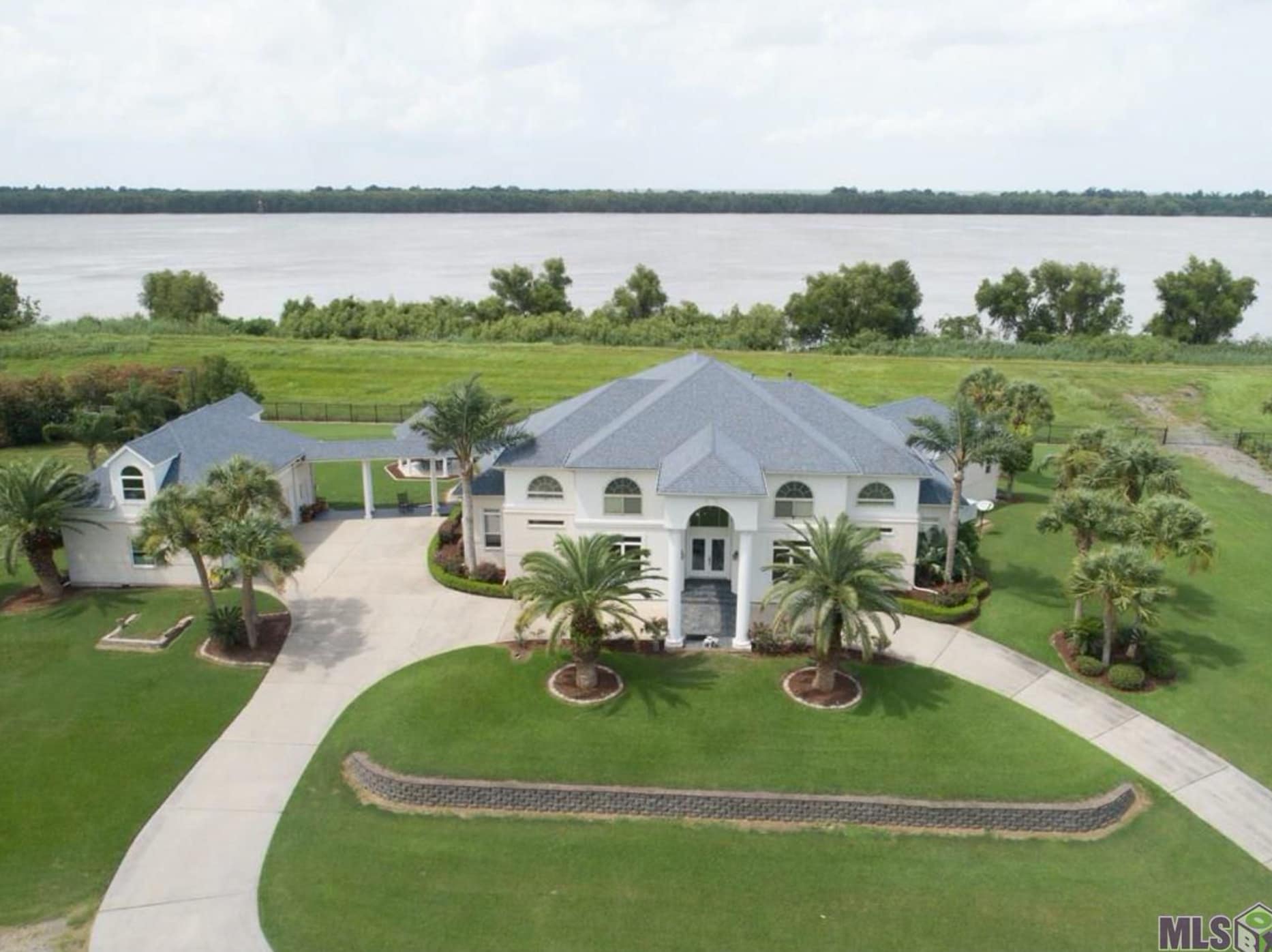 329 Acre Riverfront Estate In Louisiana (PHOTOS)
