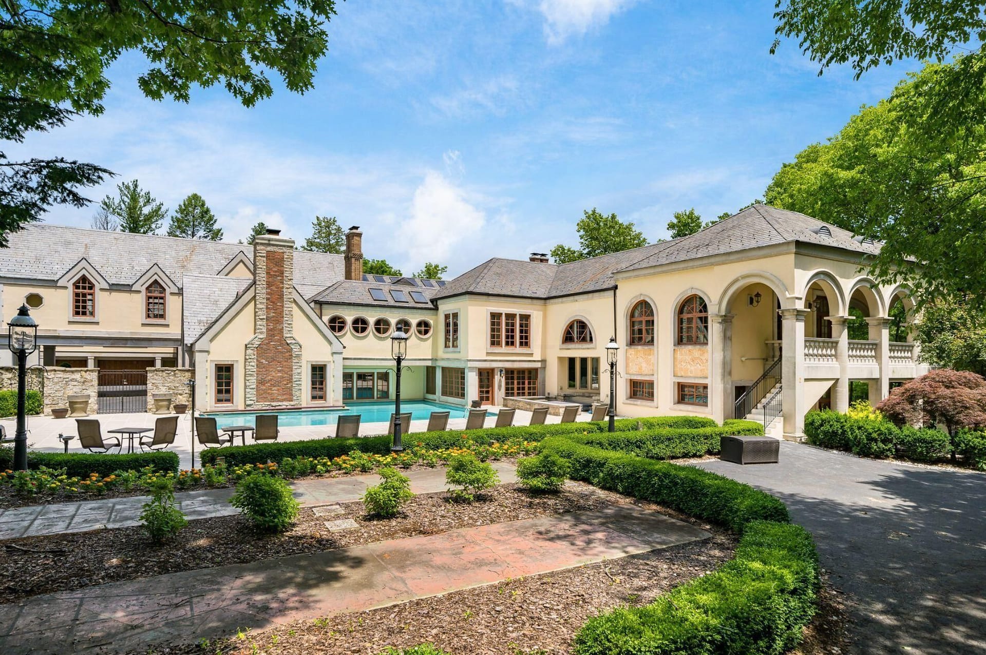 Riverfront Estate With 16 Bedrooms & 26 Bathrooms (PHOTOS)