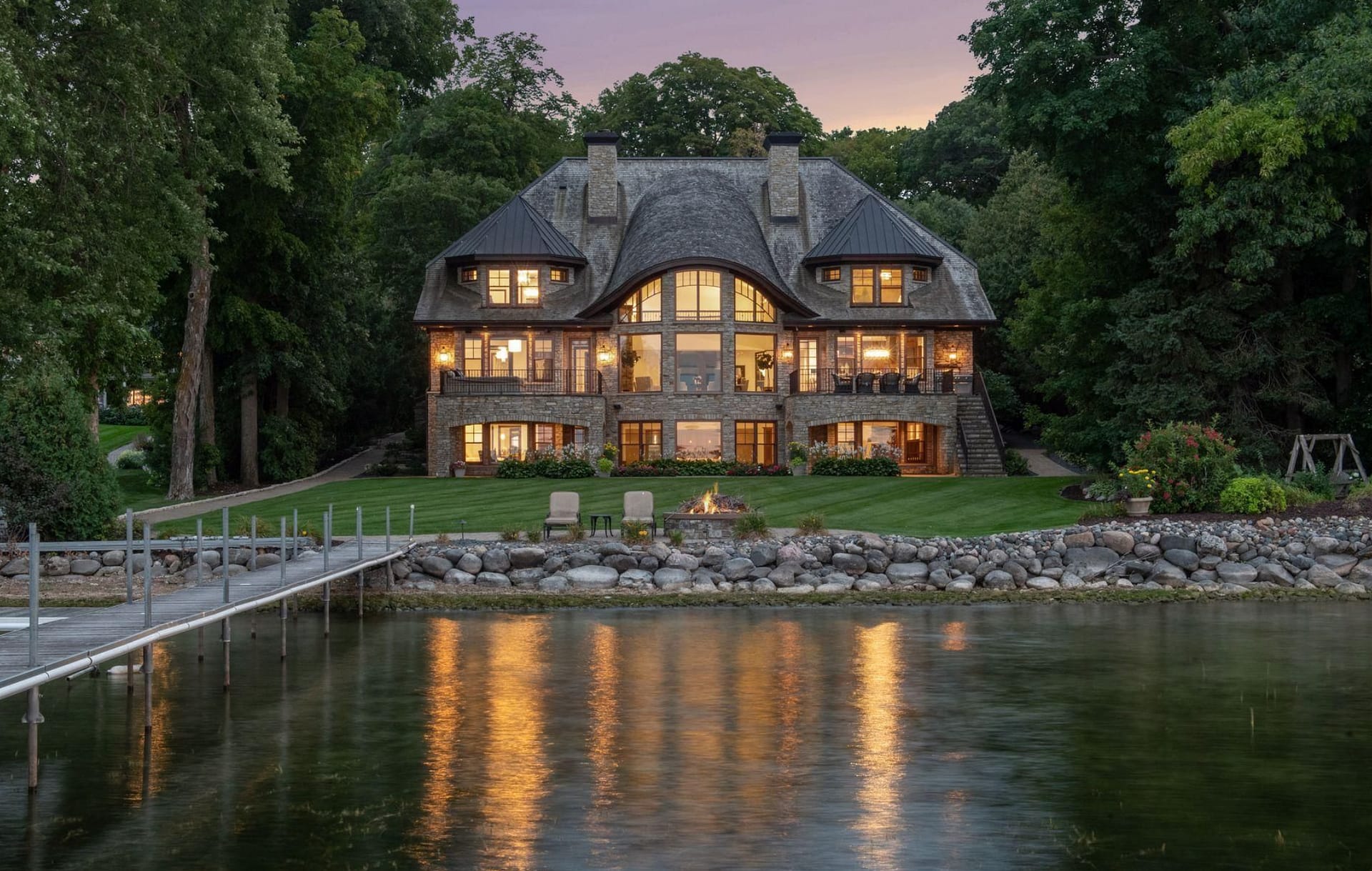 Lakefront Stone Home In Minnesota (PHOTOS)