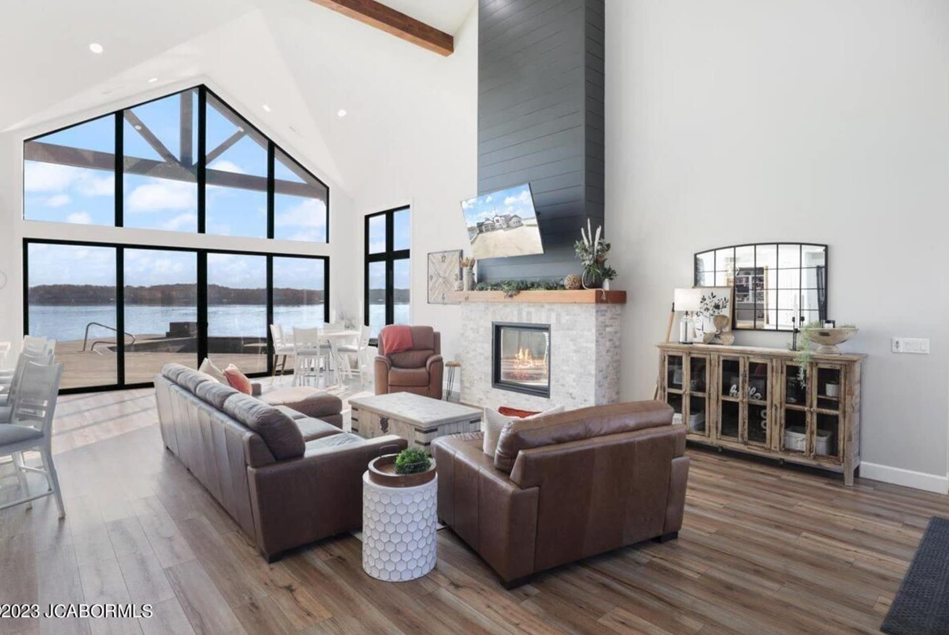 Lakefront Estate In Gravois Mills, Missouri (PHOTOS)