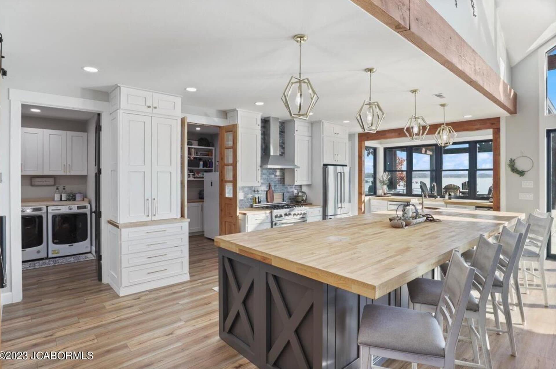 Lakefront Estate In Gravois Mills, Missouri (PHOTOS)