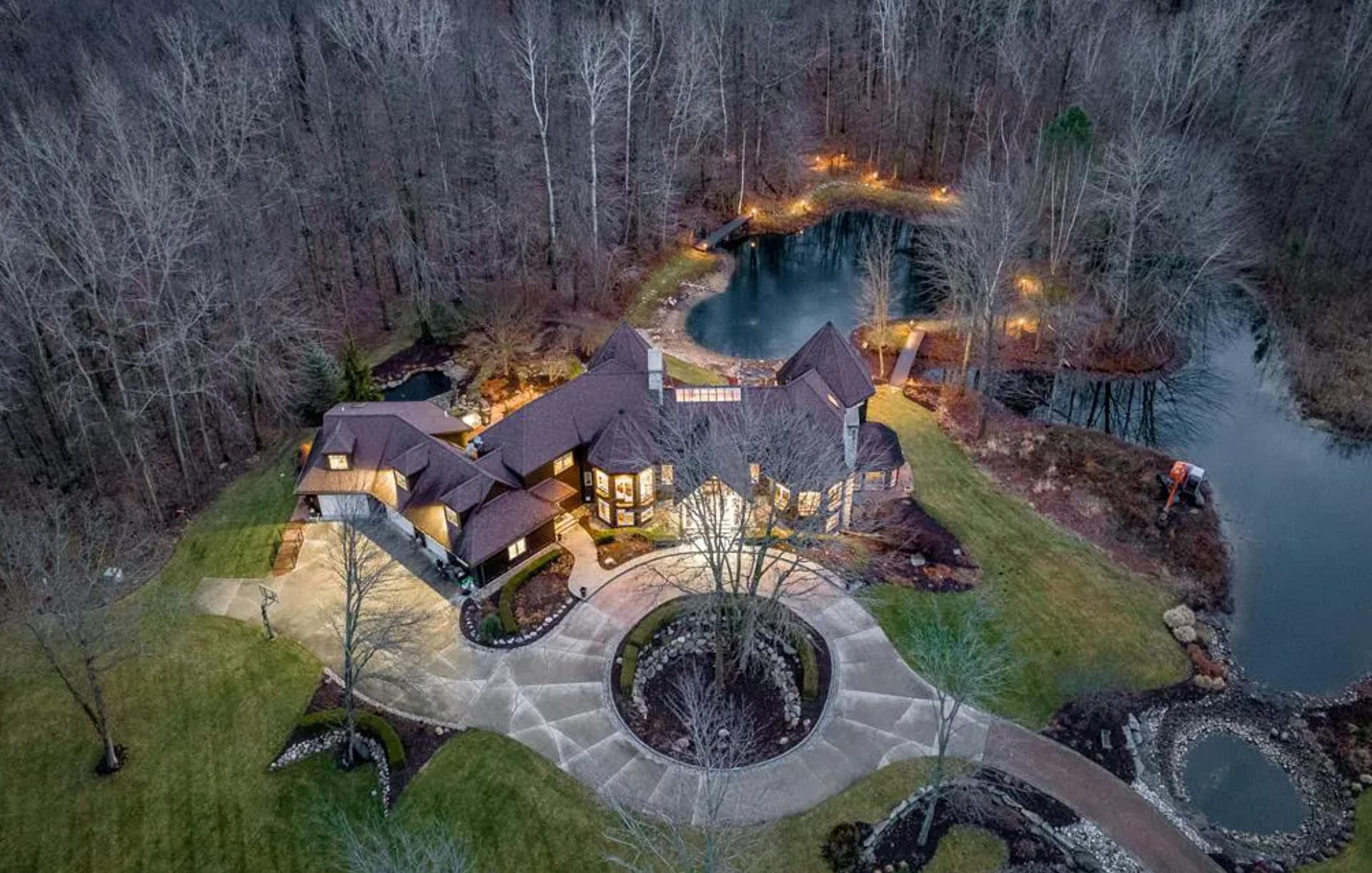 Michigan Home On 10 Acres With Multiple Ponds (PHOTOS)