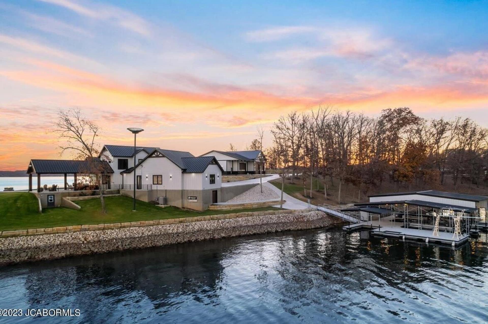 Lakefront Estate In Gravois Mills, Missouri (PHOTOS)