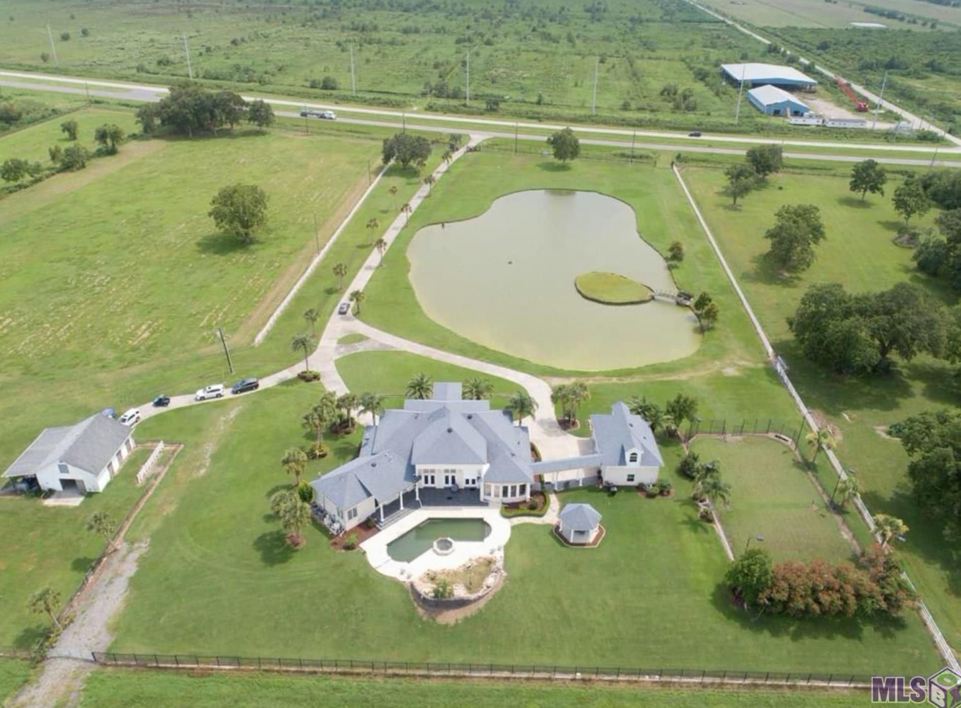 329 Acre Riverfront Estate In Louisiana (PHOTOS)