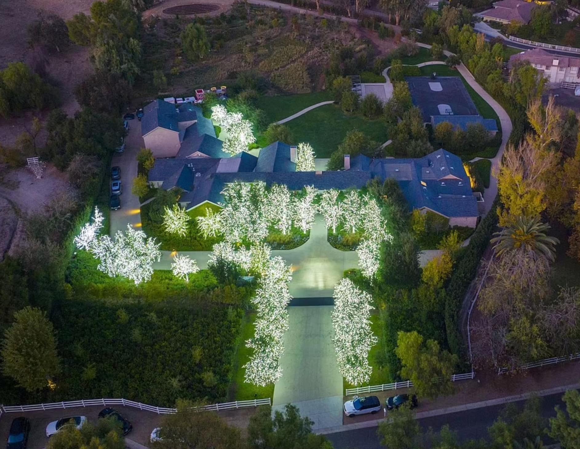 The Kardashian & Jenner Homes Decorated For The Holidays