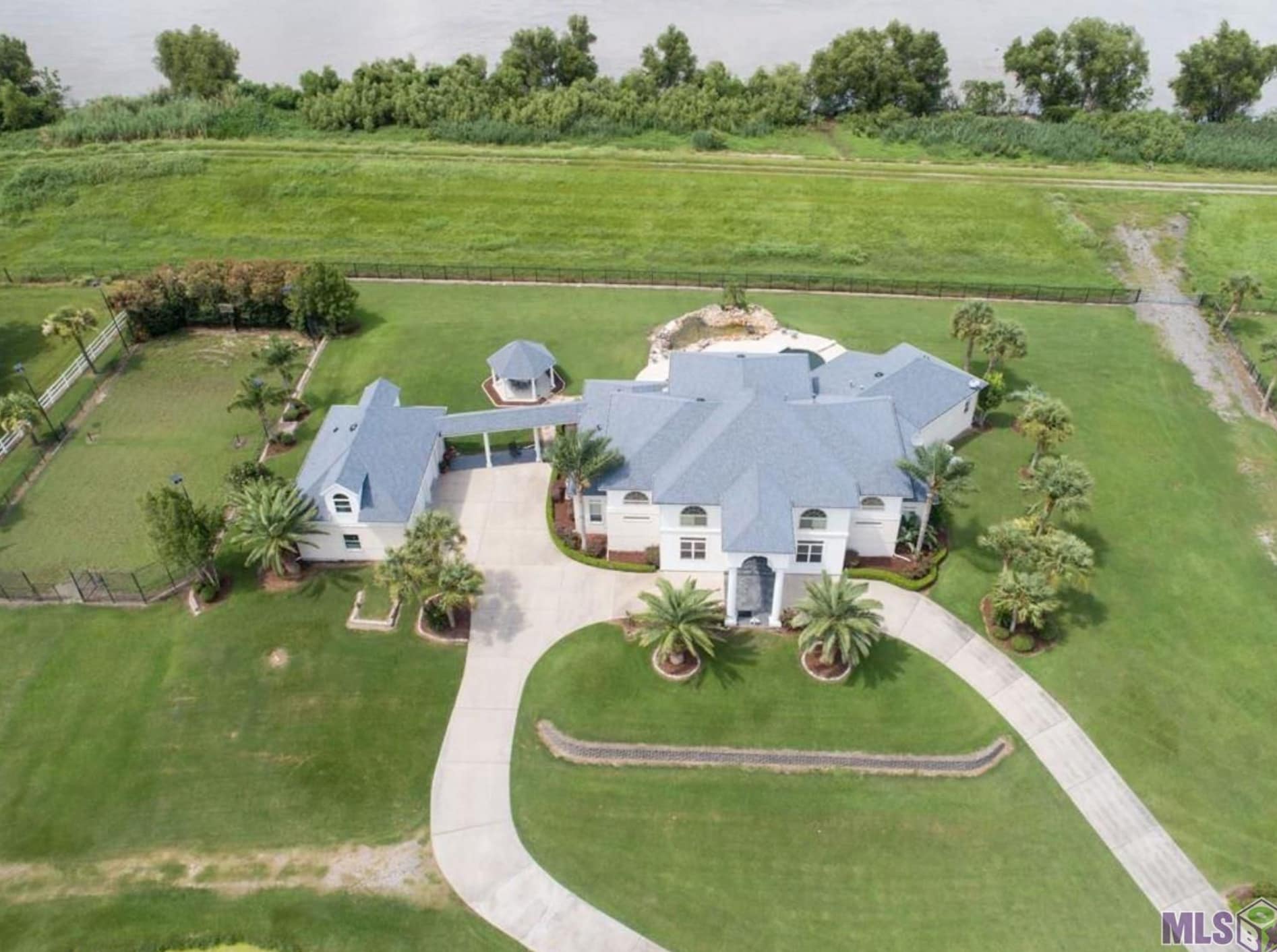 329 Acre Riverfront Estate In Louisiana (PHOTOS)