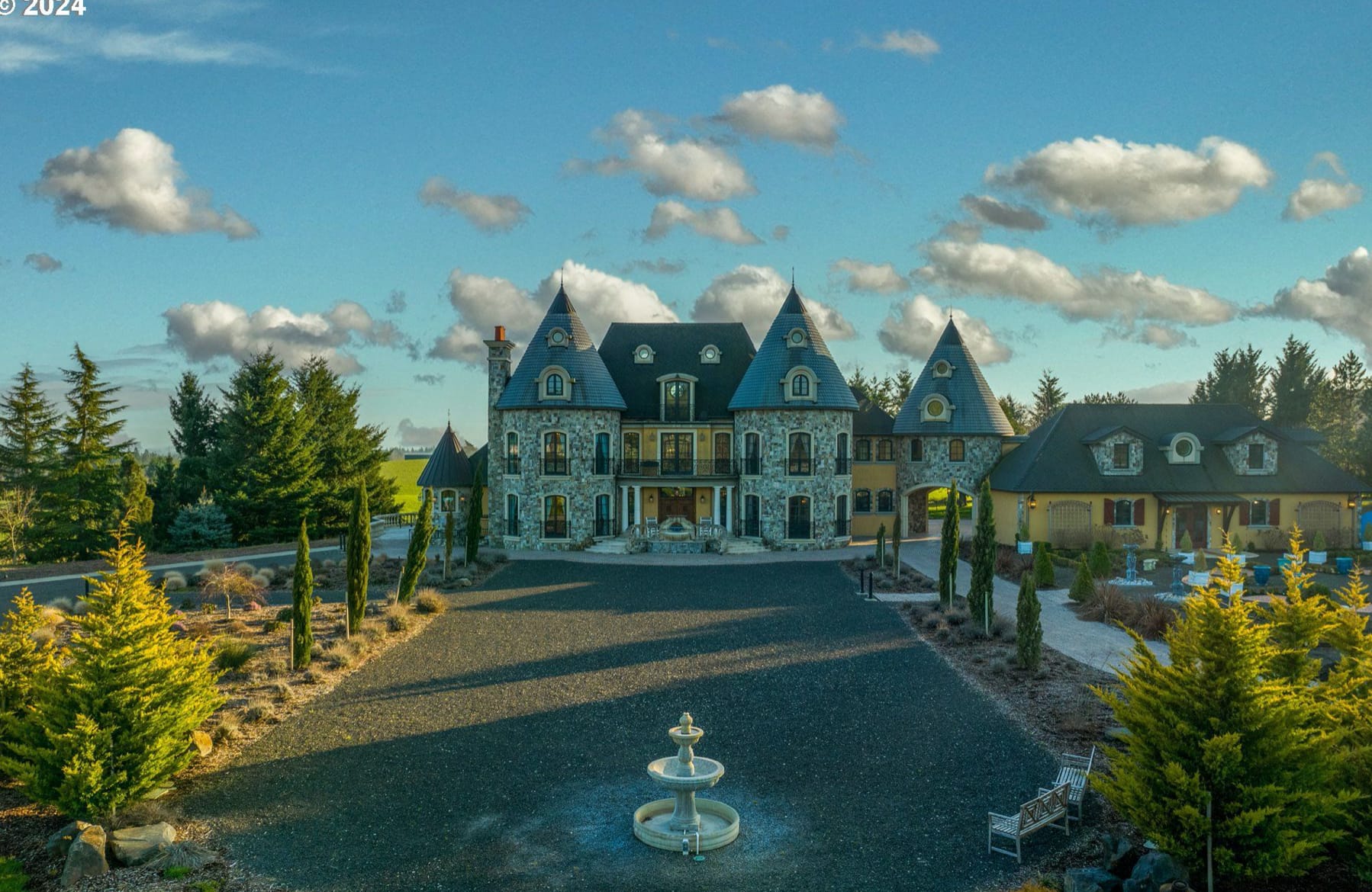 68 Acre Oregon Estate With Guest House And Glass Elevator