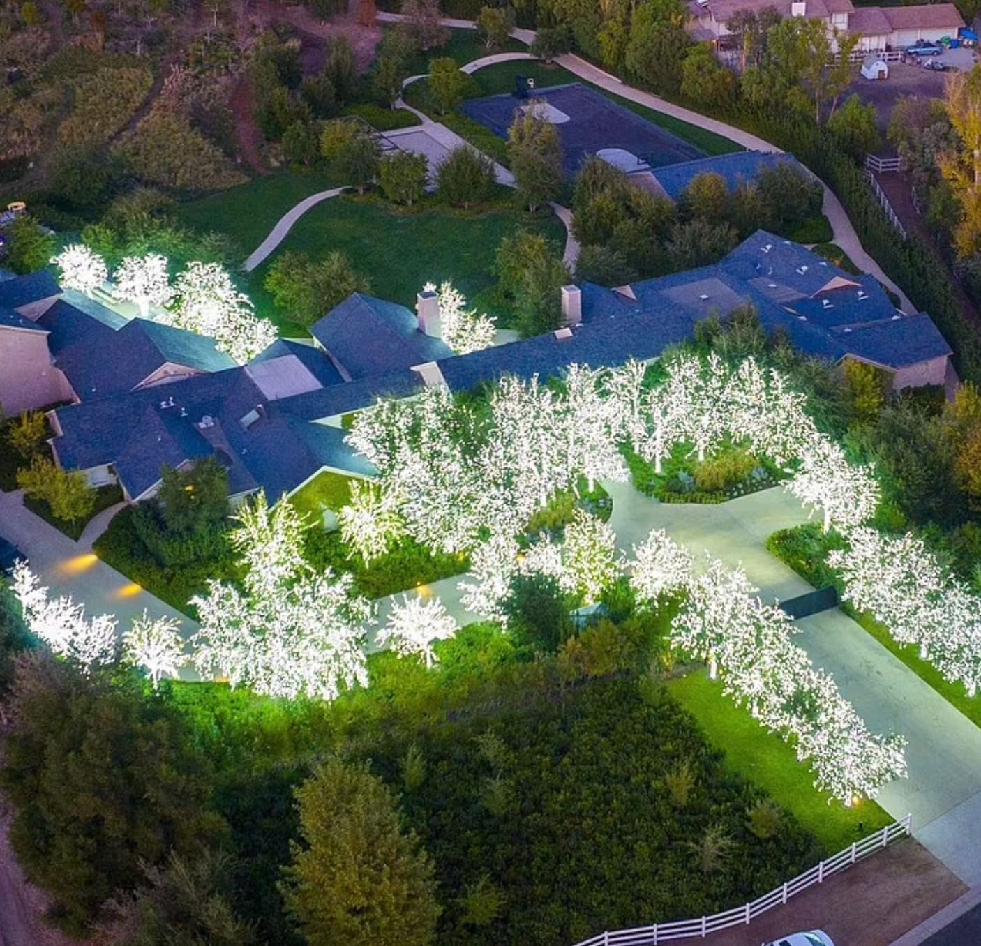 The Kardashian & Jenner Homes Decorated For The Holidays