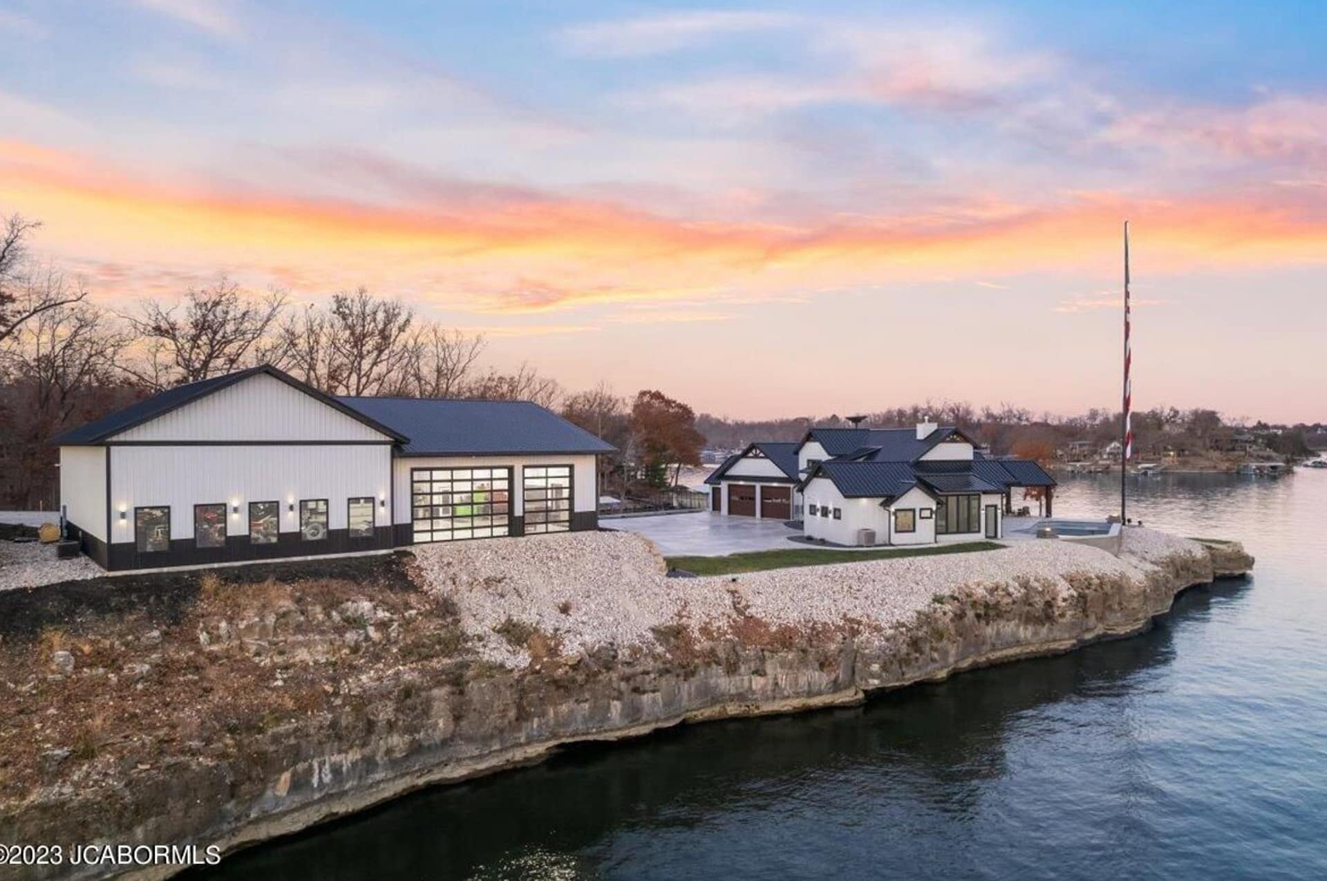 Lakefront Estate In Gravois Mills, Missouri (PHOTOS)