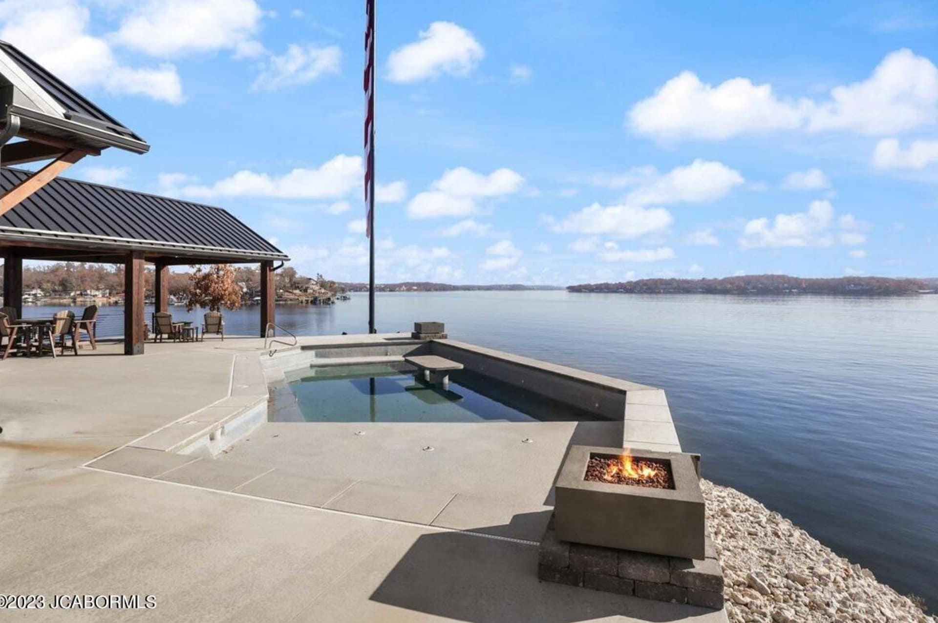 Lakefront Estate In Gravois Mills, Missouri (PHOTOS)