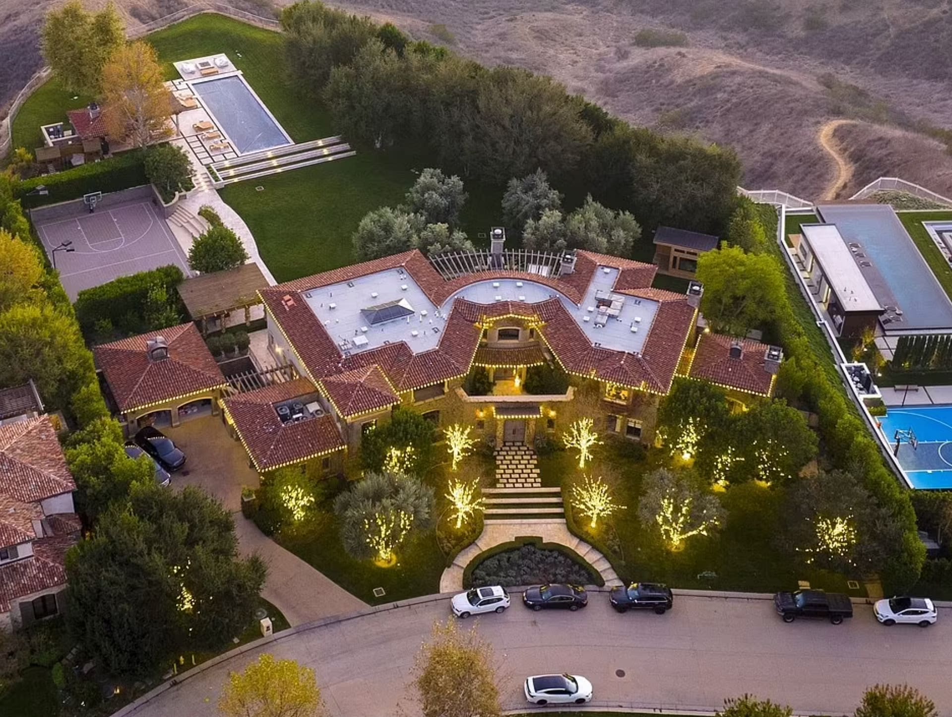The Kardashian & Jenner Homes Decorated For The Holidays