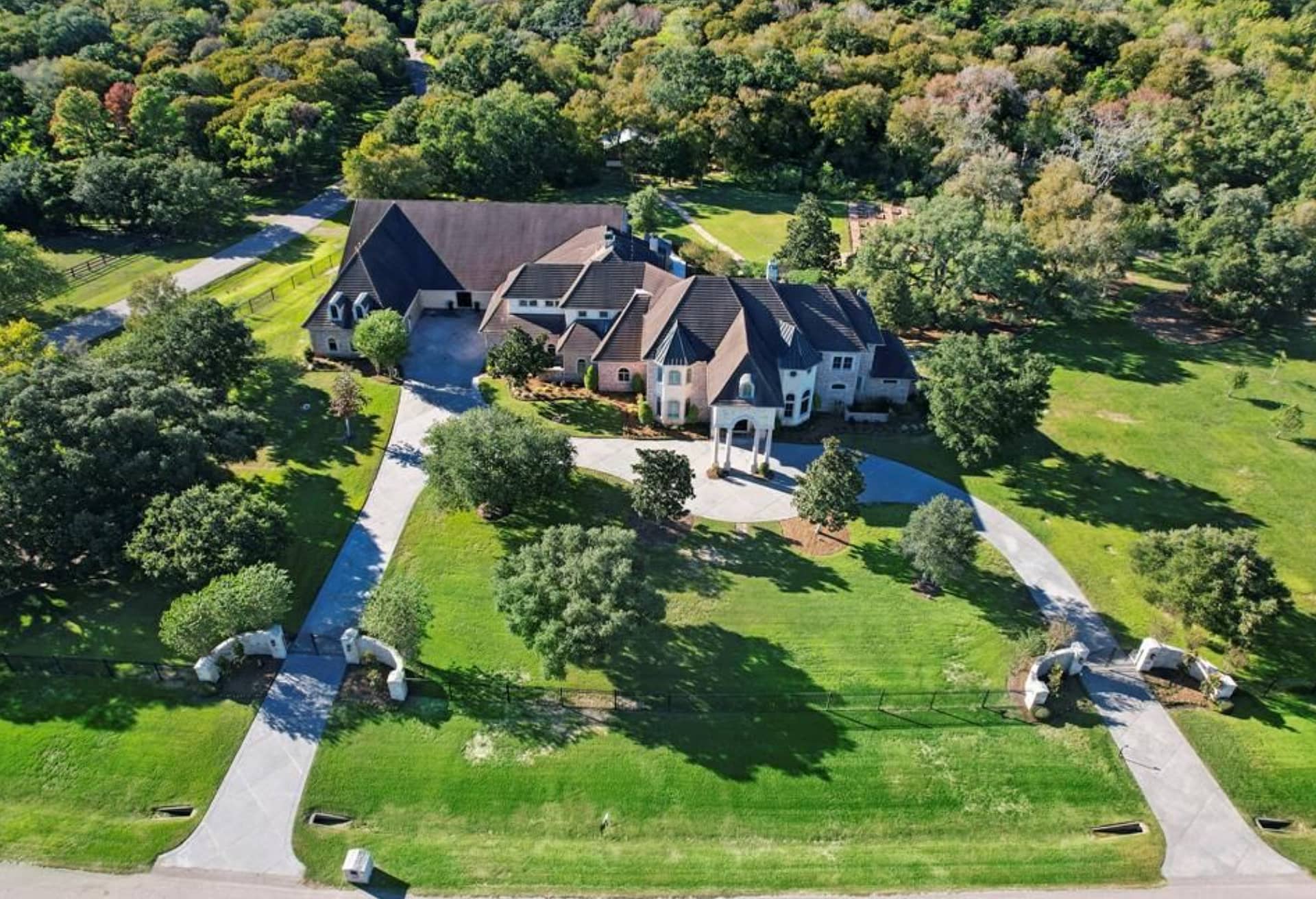Texas Home On 7 Acres With Indoor Sports Court