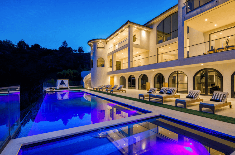 マックナイト「マスティク パビリオン」「Bel Air, California」 Mega-Mansion With 22-Car Auto Gallery and Basketball Court