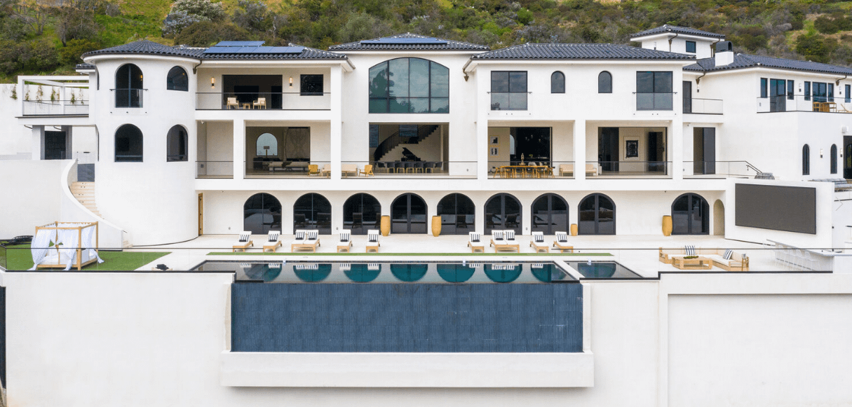 マックナイト「マスティク パビリオン」「Bel Air, California」 Mega-Mansion With 22-Car Auto Gallery and Basketball Court