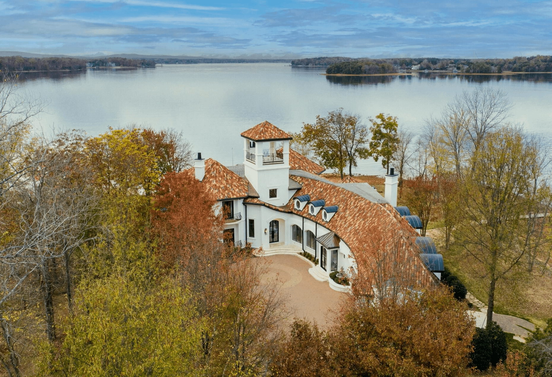 Lakefront Carolina Home On A Private Peninsula (PHOTOS)