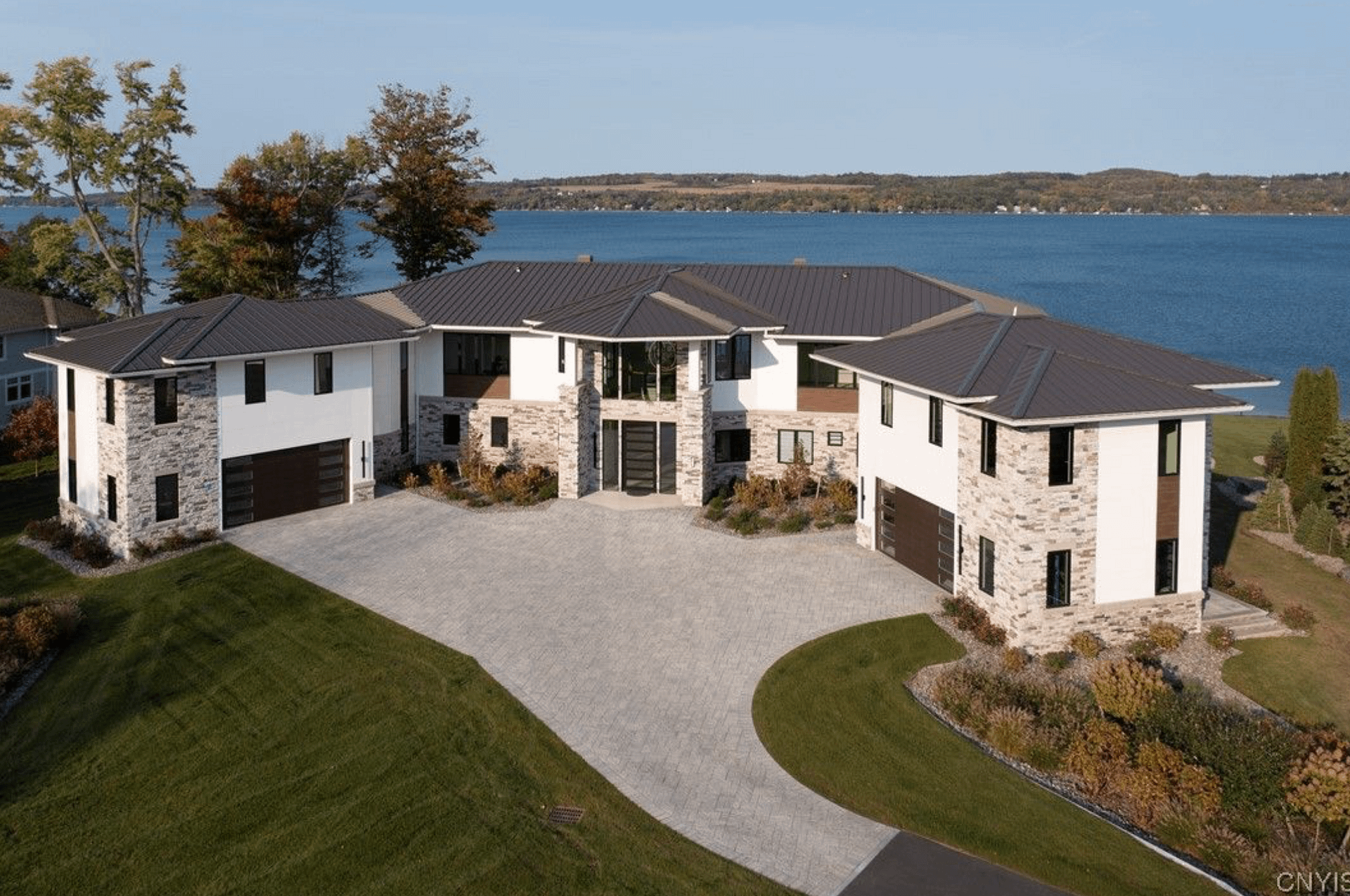 Lakefront New Build In New York With 14 Bathrooms (PHOTOS)