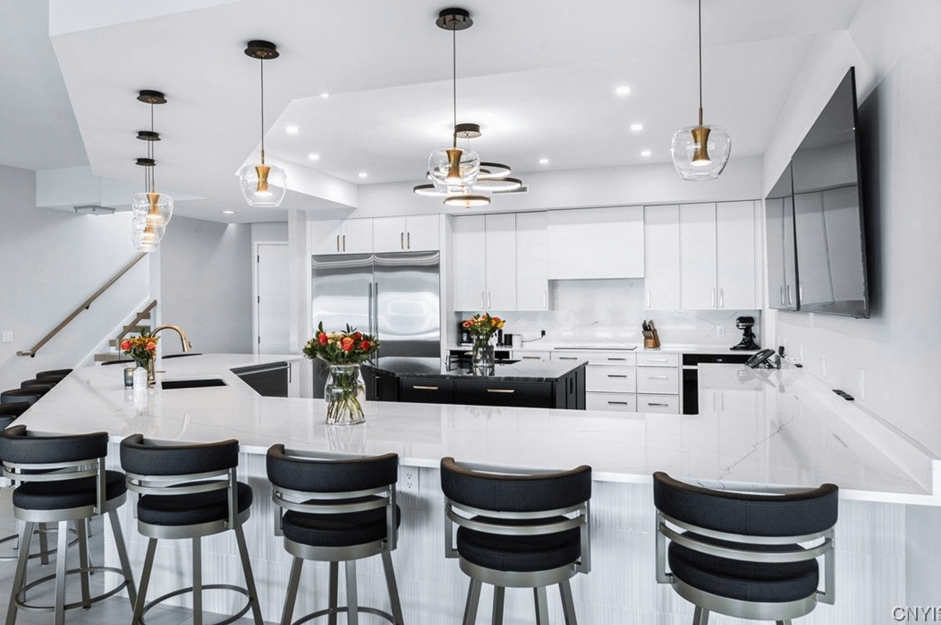 Lakefront New Build In New York With 14 Bathrooms (PHOTOS)