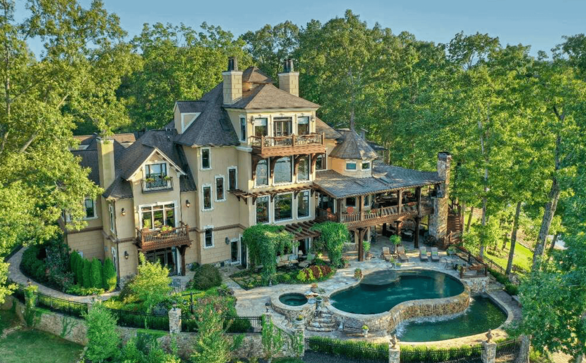 Lakefront Home In Blue Ridge, Georgia (PHOTOS)